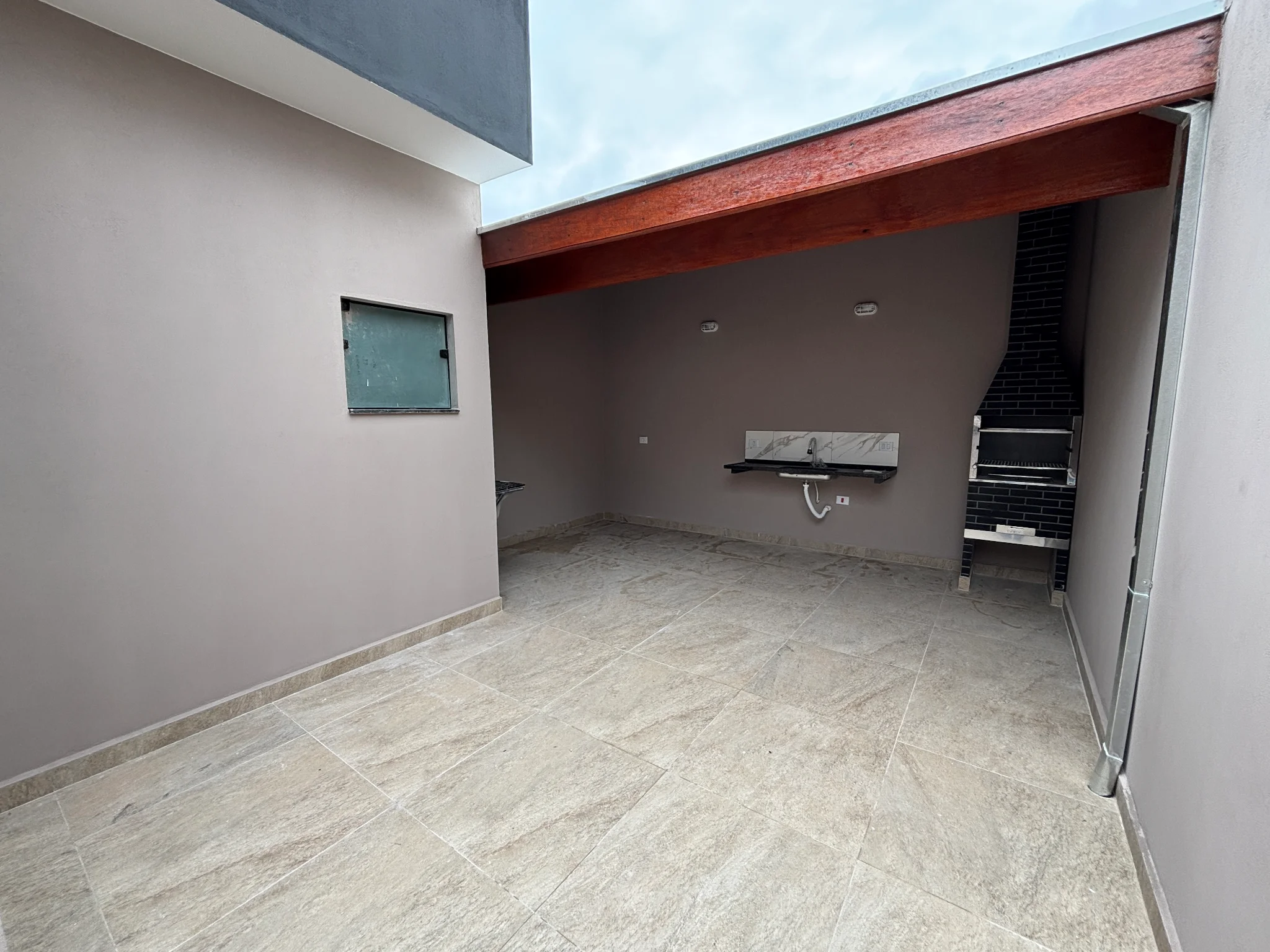 Casa no Portal dos Eucaliptos em Pindamonhangaba com suíte e área gourmet
