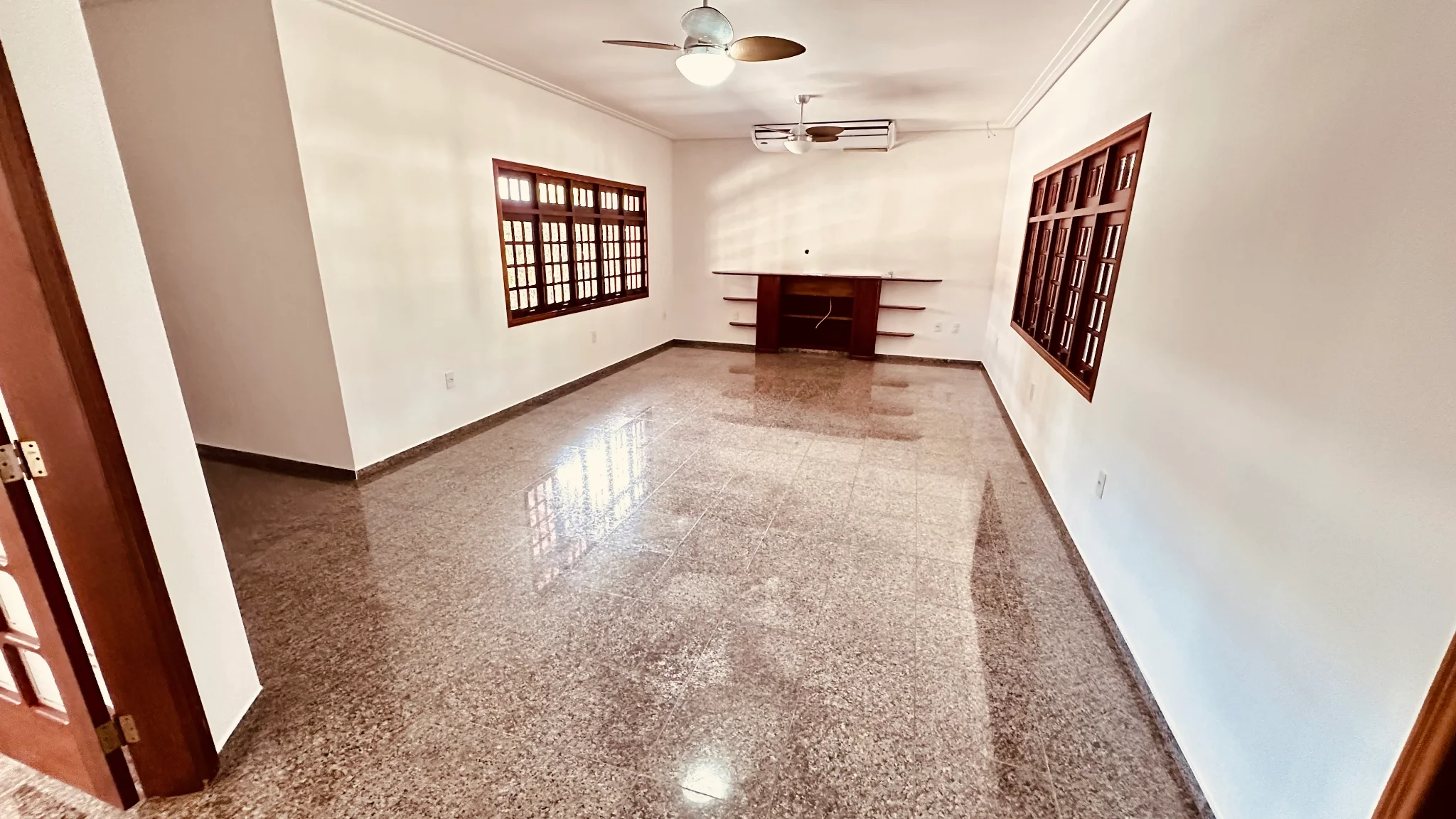 Casa com 6 dormitórios para locação no Condomínio Village Paineiras em Pindamonhangaba/SP