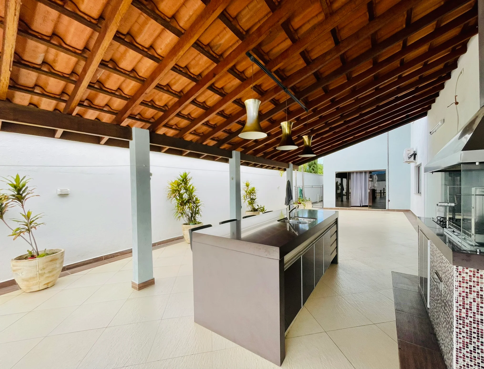 Casa à venda com 4 dormitórios no Condomínio Colonial Village I em Pindamonhangaba/SP. 