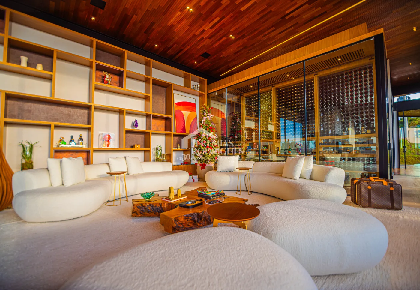 Mansão à venda com 11 suítes no Condomínio Gran Ville em Campos do Jordão/SP.