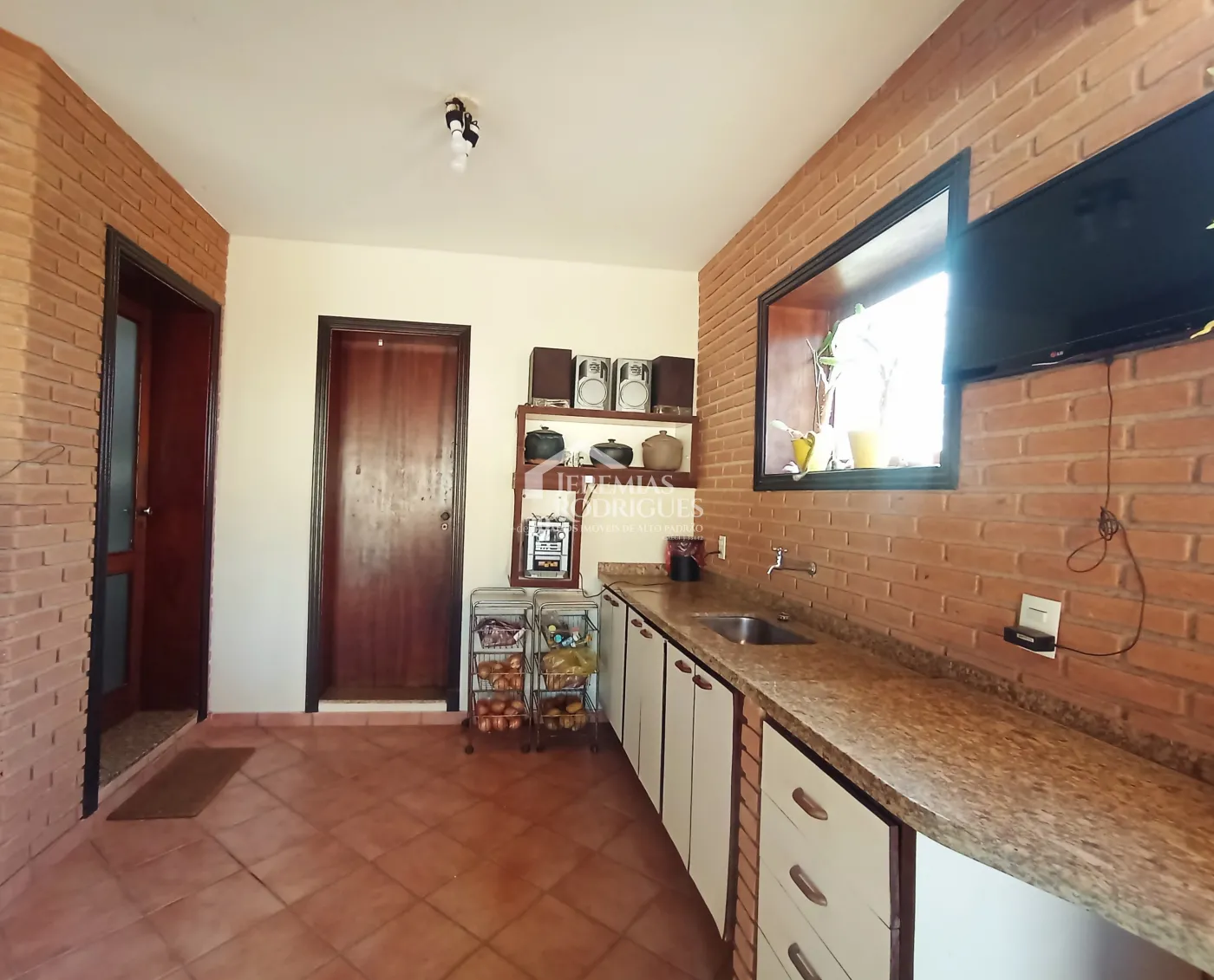 Casa à venda com 4 dormitórios no Condomínio Village Paineiras em Pindamonhangaba/SP.