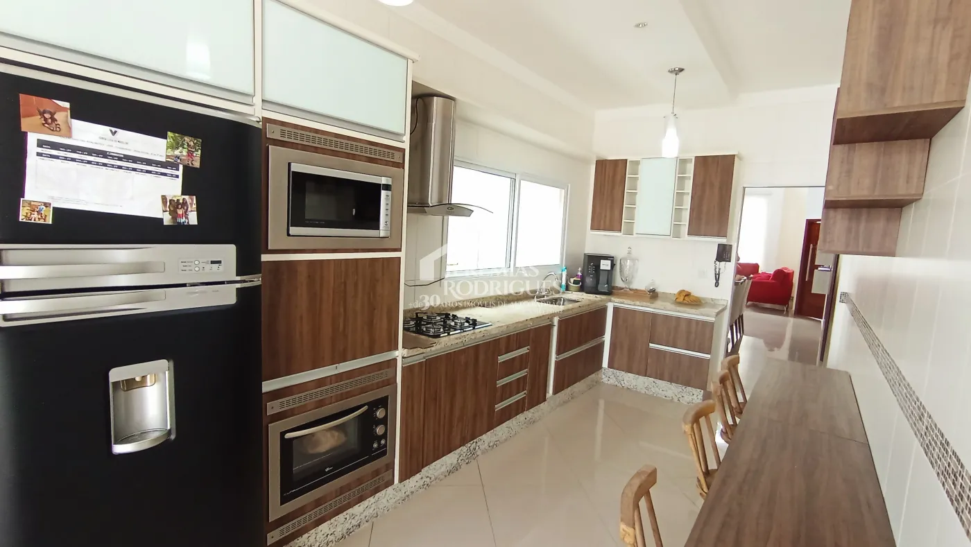 Casa para venda e locação com 4 dormitórios no Condomínio Jatobá em Tremembé/SP.