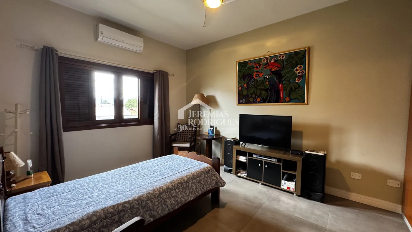 Casa assobradada à venda com 4 dormitórios no Condomínio Jardim das Hortênsias em Taubaté/SP.