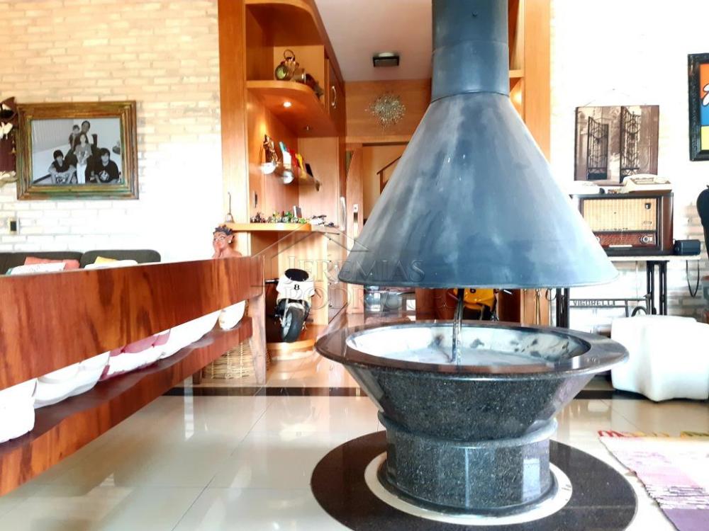 Casa à venda com 6 dormitórios no Condomínio Chácaras Cataguá em Taubaté/SP.