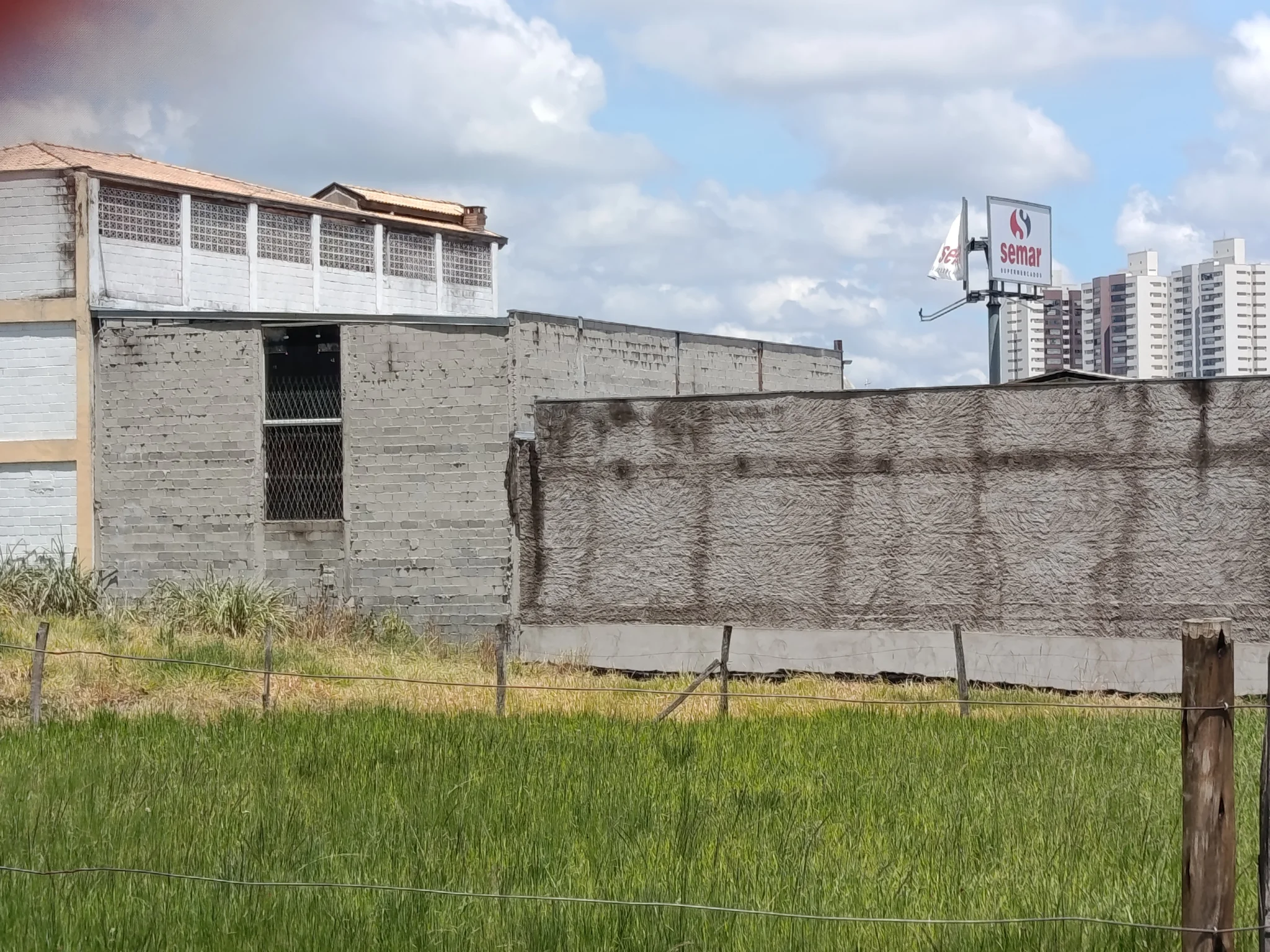 Área à venda com 1.600 m² no bairro Granja Daniel em Taubaté/SP. 