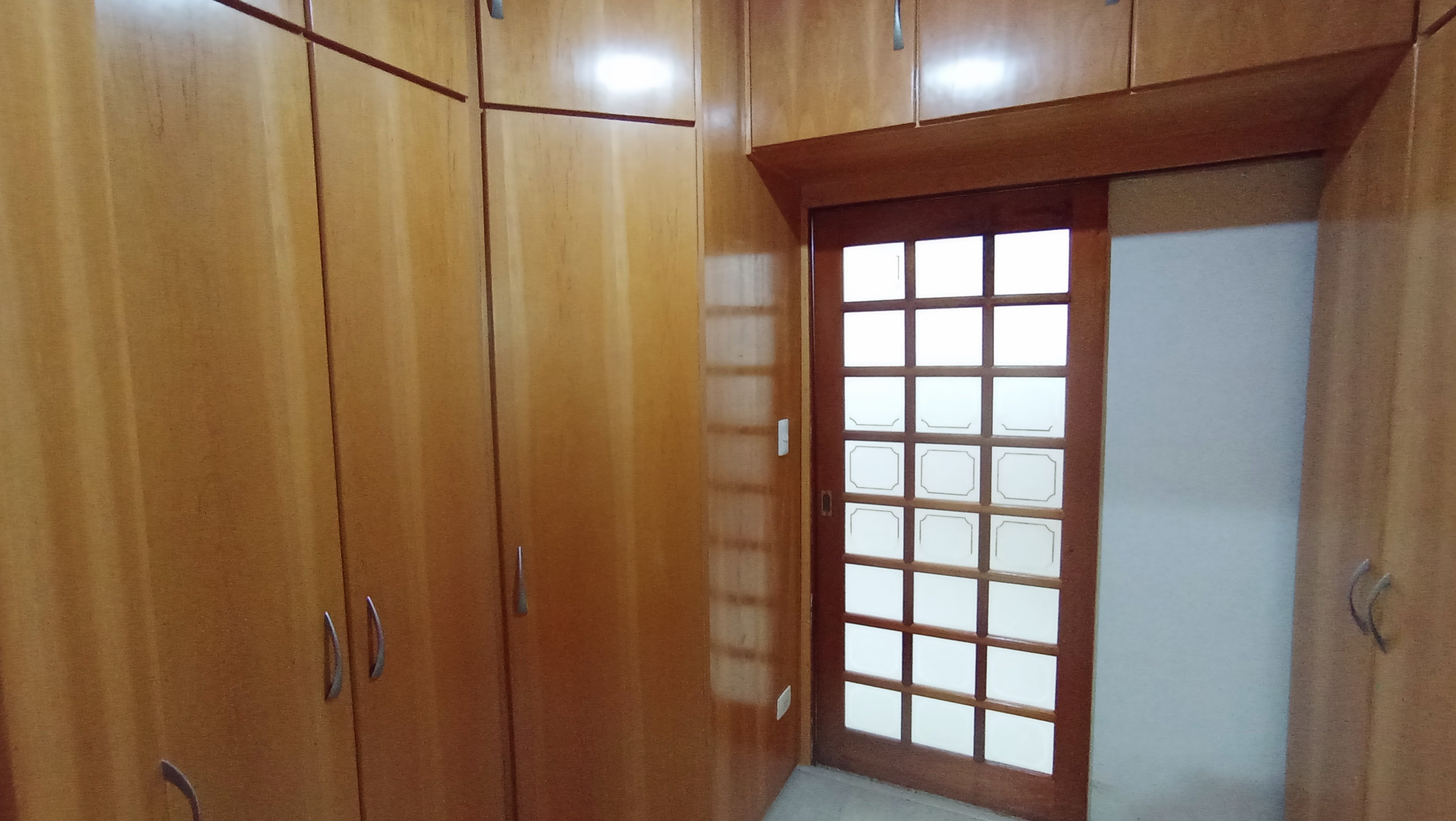 Casa à venda com 3 dormitórios no Condomínio Taubaté Village em Taubaté/SP.