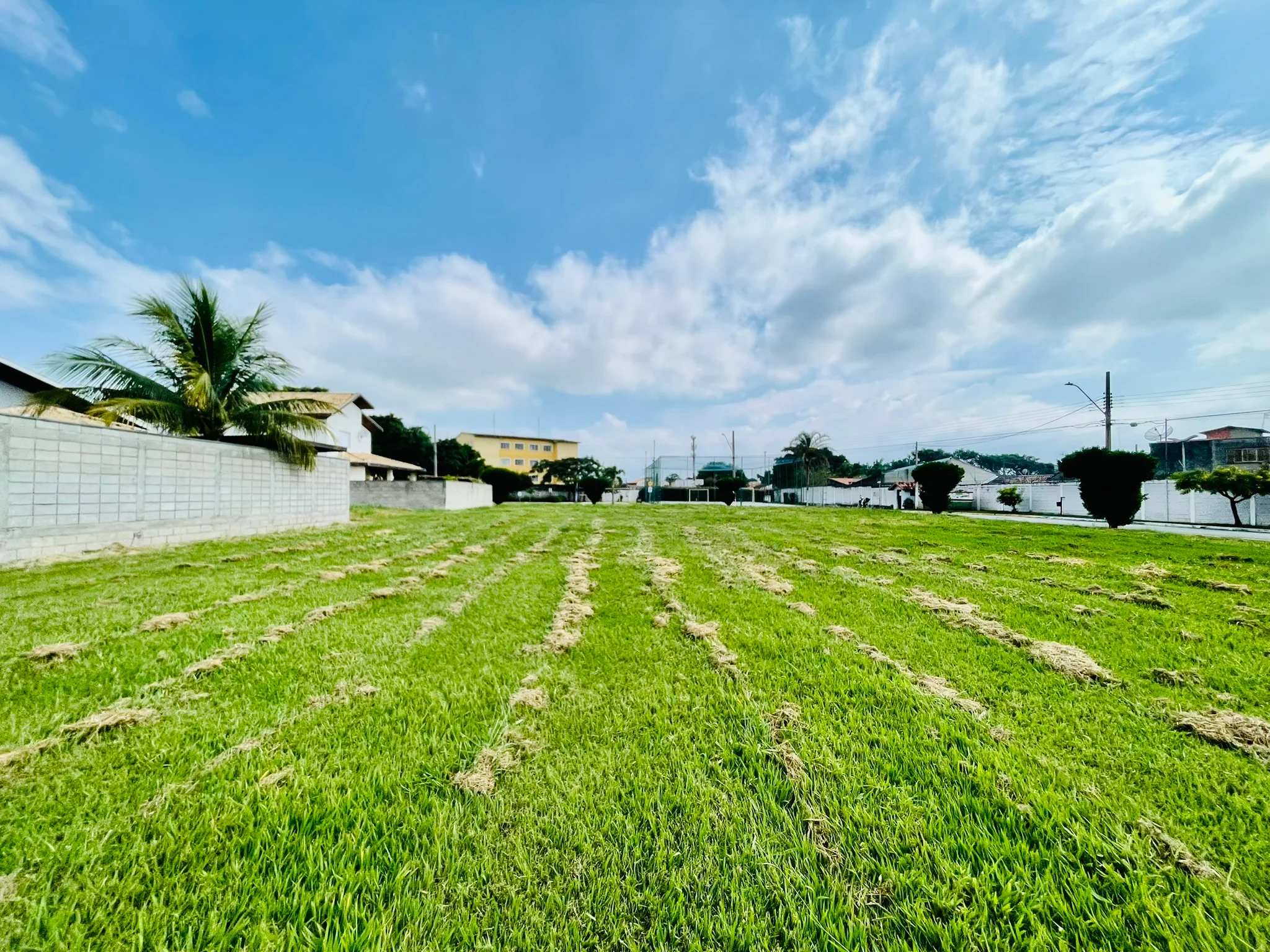 Terreno à venda no Condomínio Jardim das Hortênsias em Taubaté/SP.