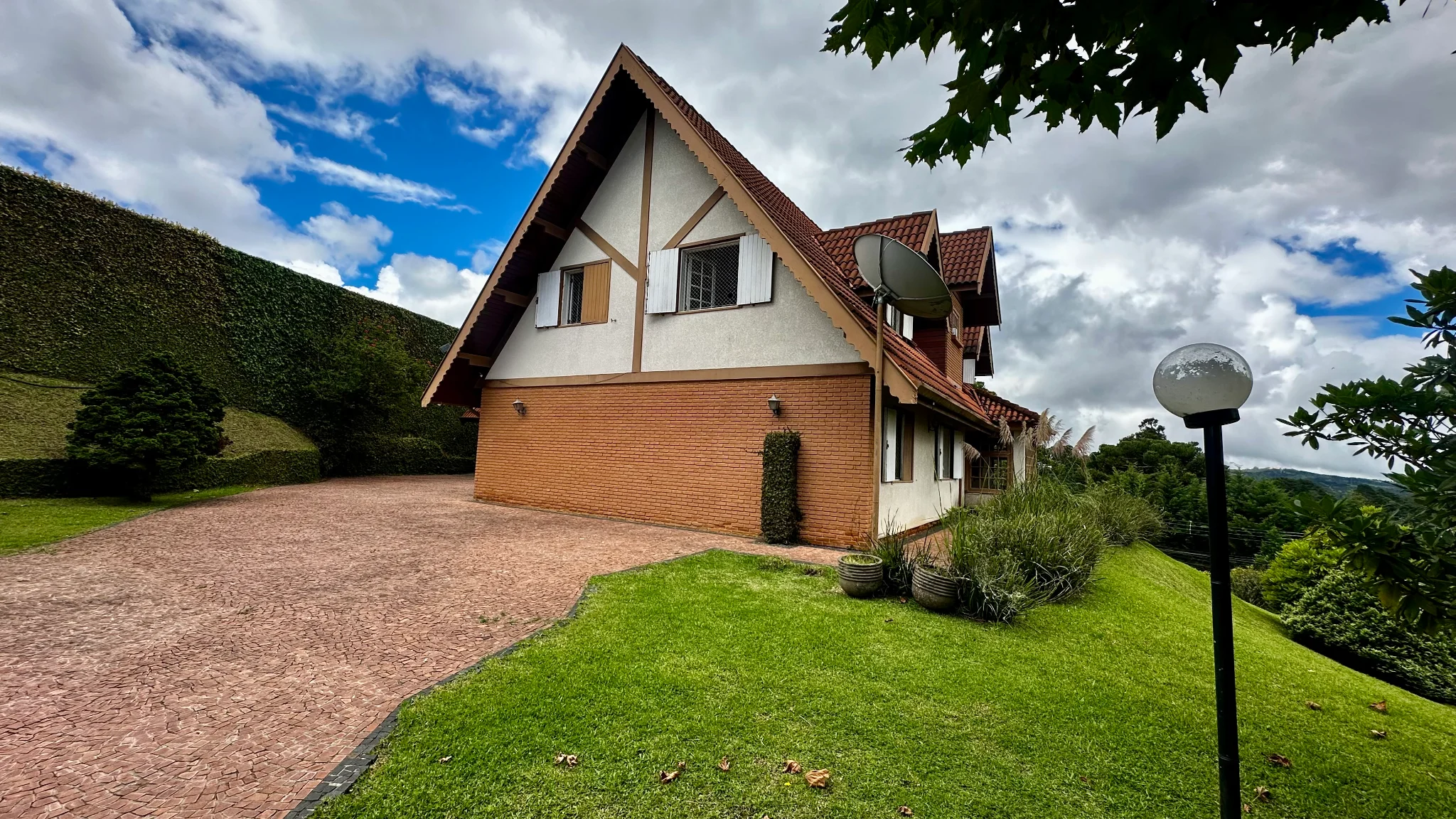 Casa para locação com 4 dormitórios no Condomínio SABAC em Campos do Jordão/SP. 
