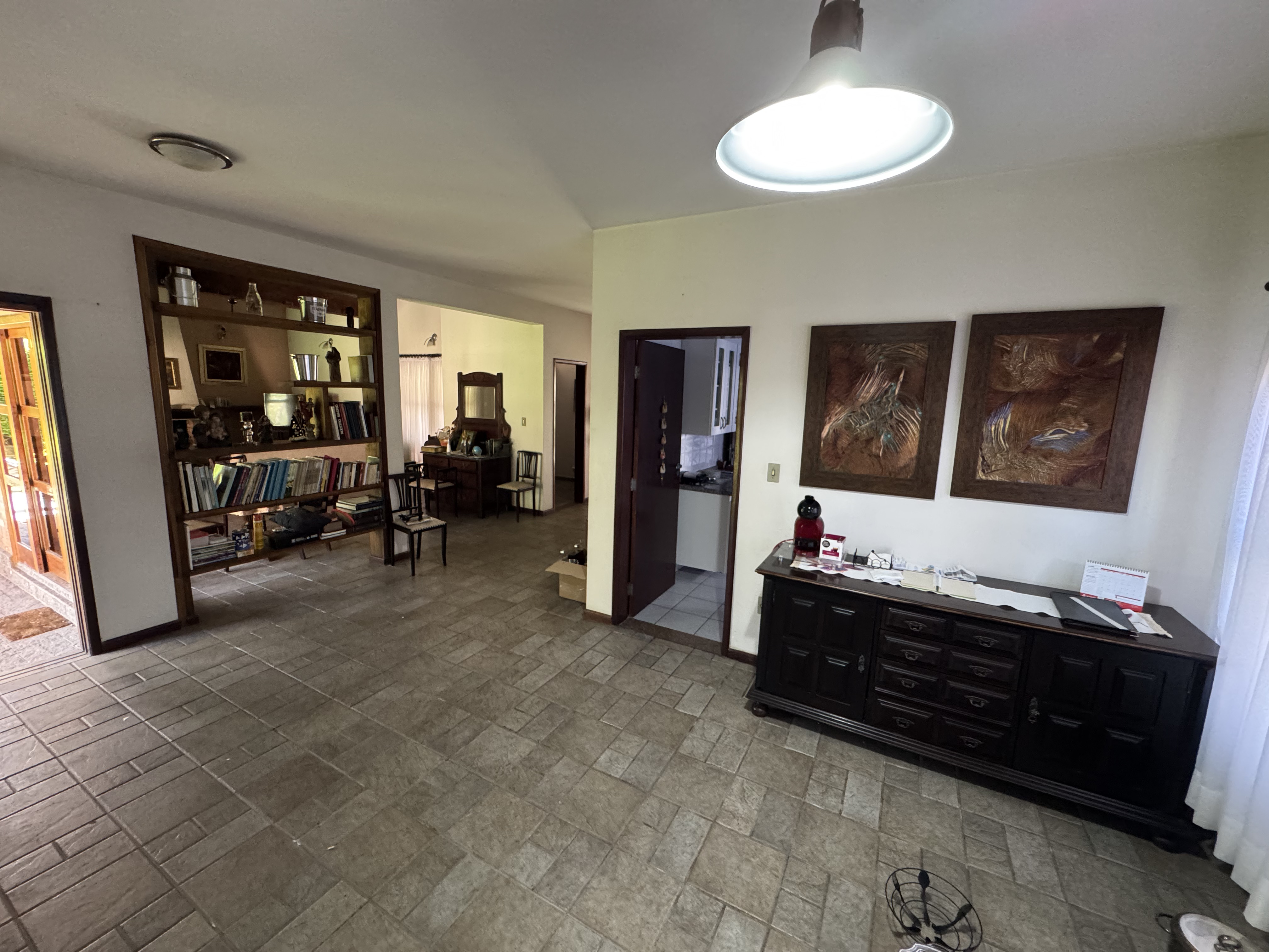 Casa à venda com 4 dormitórios no Condomínio Village Paineiras em Pindamonhangaba/SP.