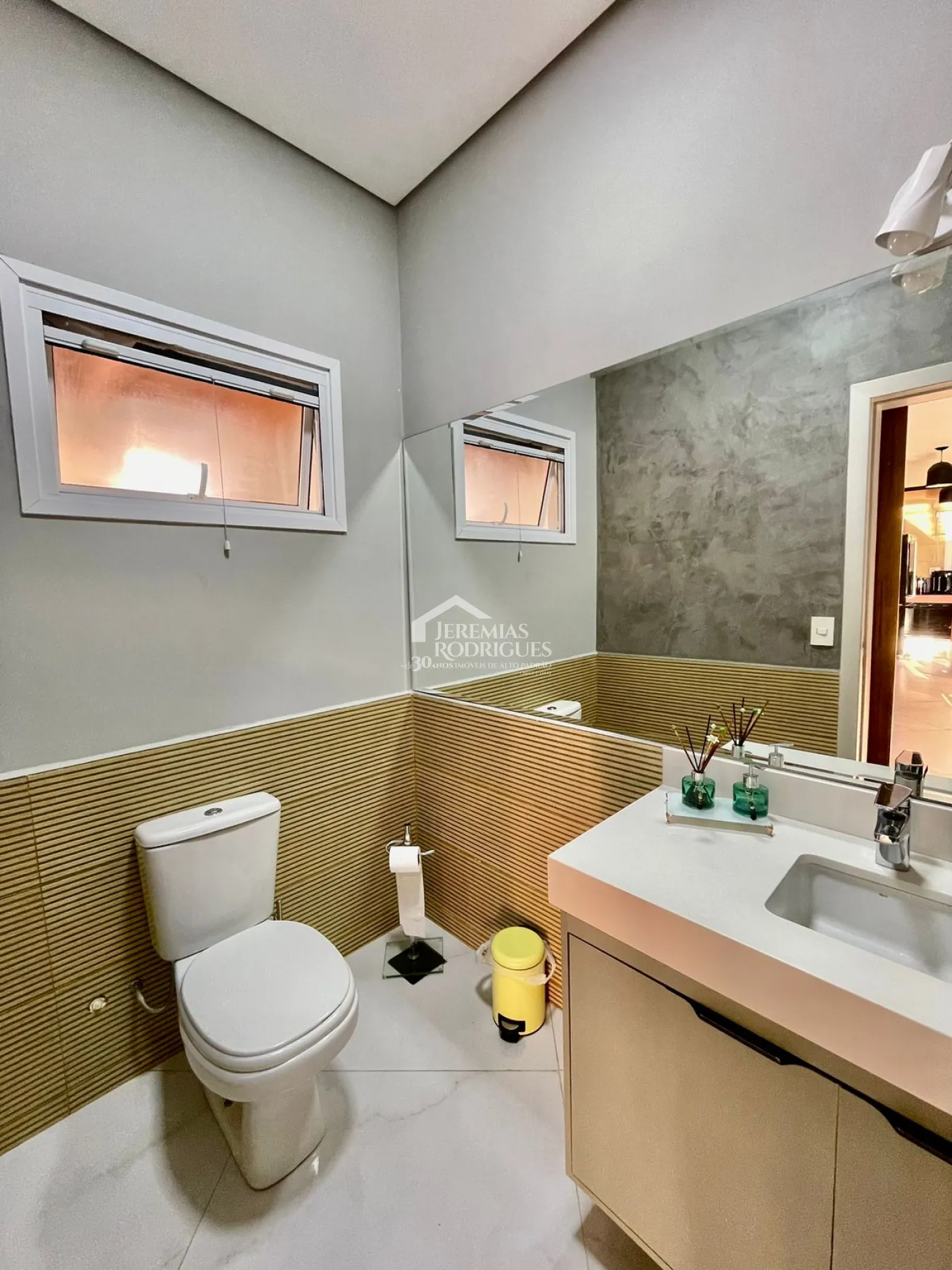 Casa à venda com 3 dormitórios no Condomínio Village da Serra em Tremembé/SP.