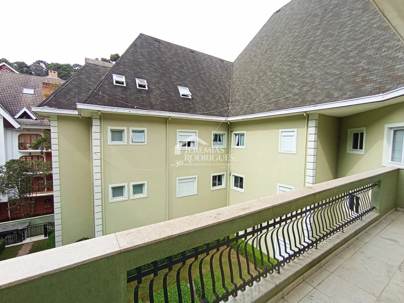 Apartamento duplex à venda com 4 suítes, 401 m² no Condomínio Chateau D Amboise em Campos do Jordão/SP.