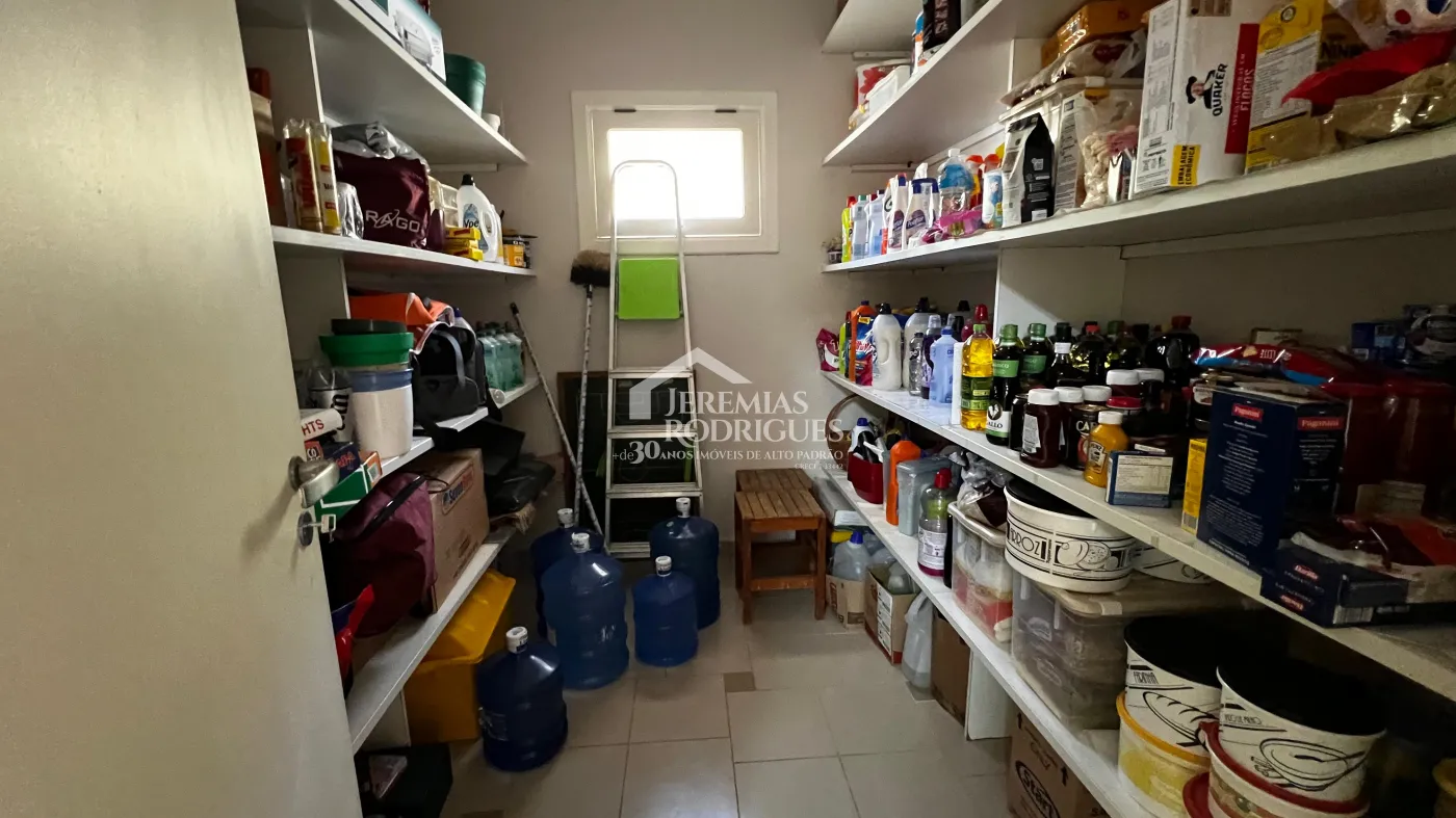 Casa para venda e locação com 6 dormitórios no Condomínio Chácaras Cataguá em Taubaté/SP.