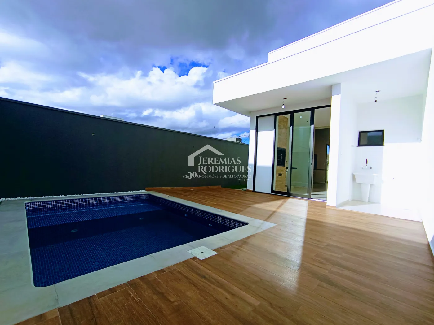 Casa à venda com 3 suítes no Condomínio Ouro Ville em Taubaté/SP