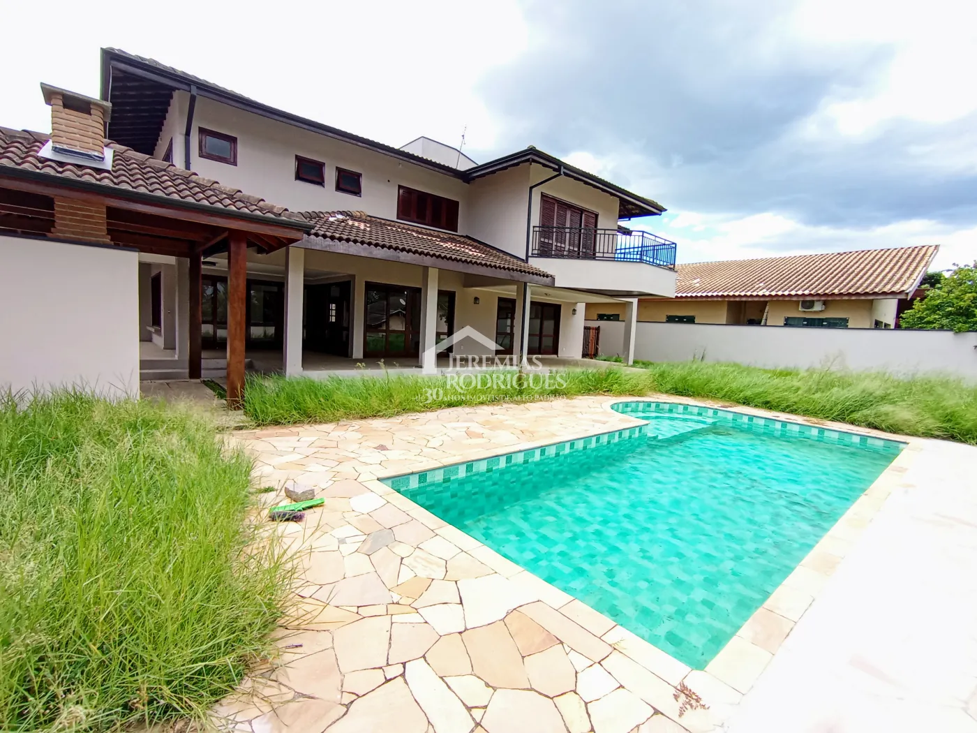 Casa à venda e locação com 4 suítes no Condomínio Colonial Village I em Pindamonhangaba/SP.