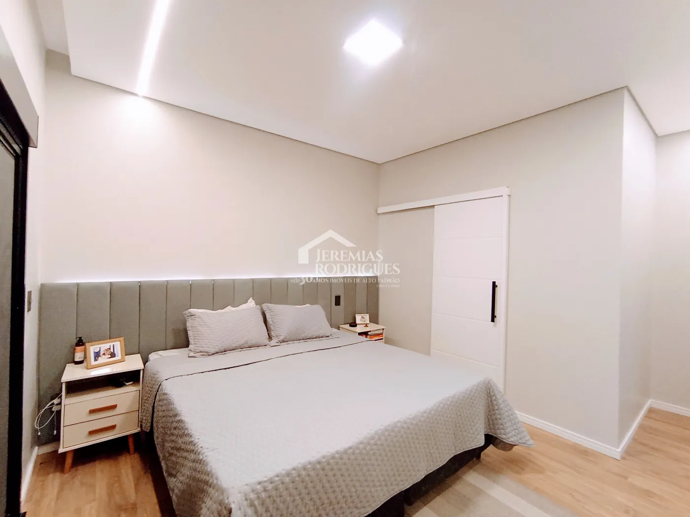 Casa à venda com 5 dormitórios no Condomínio Reserva dos Lagos em Pindamonhangaba/SP.