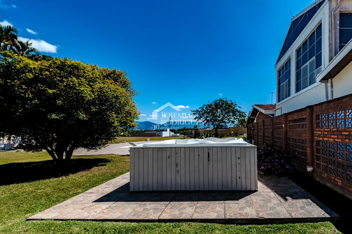 A Imobiliária Jeremias Rodrigues Imóveis de Alto Padrão disponibiliza para venda essa casa no Condomínio Morada do Visconde em Tremembé/SP.