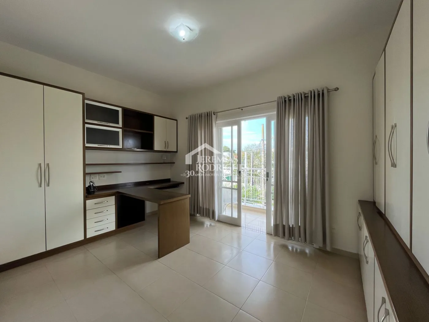 Casa à venda com 4 suítes no Condomínio Taubaté Village em Taubaté/SP.