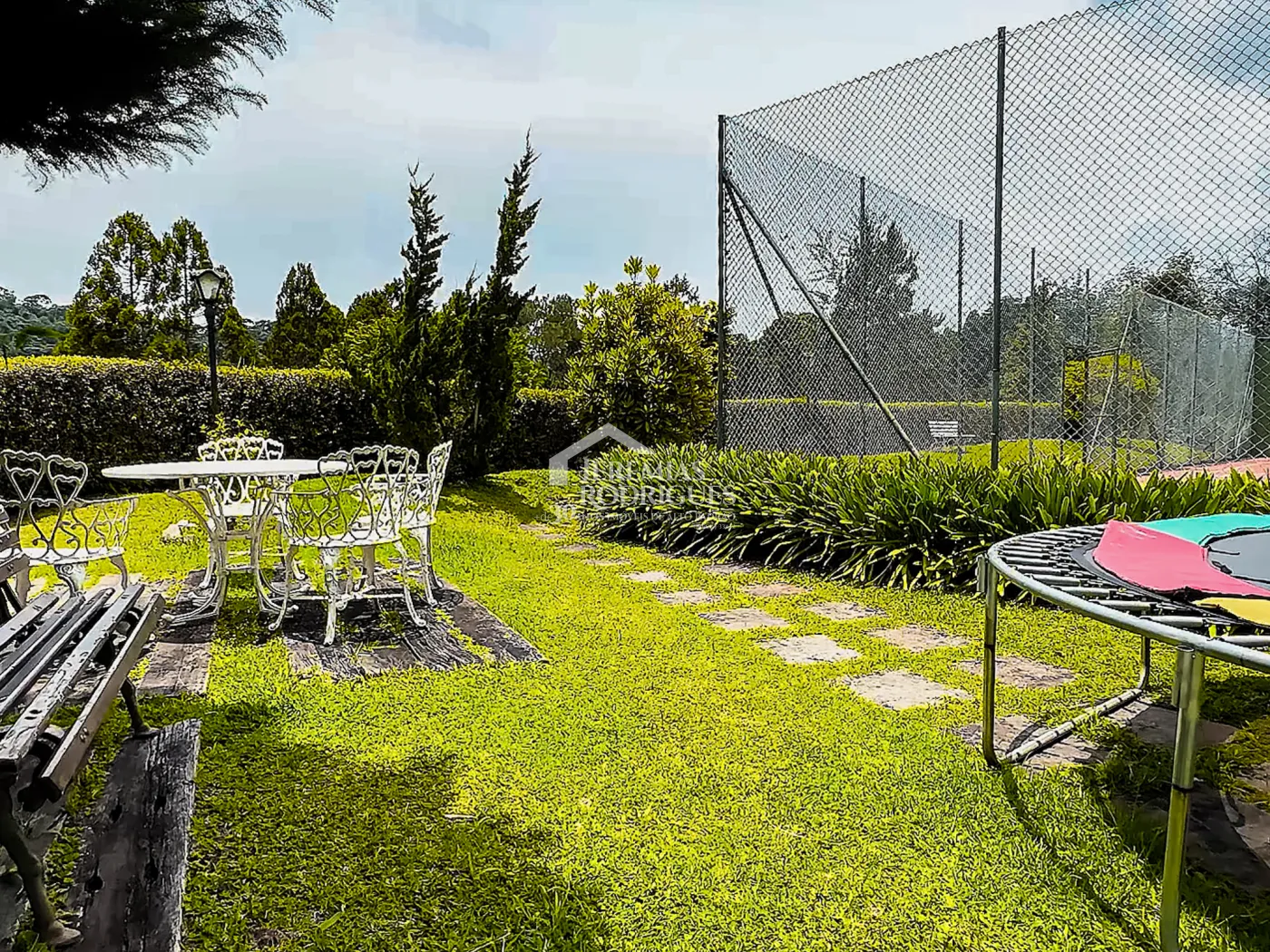 Casa à venda com 5 dormitórios no Condomínio Residencial Gran Ville em Campos do Jordão/SP.