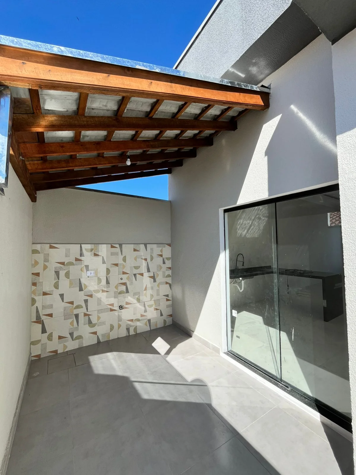 Casa à Venda em Pindamonhangaba com Piscina Privativa — 3 Dormitórios, Suíte, 102 m² | Próxima ao Centro