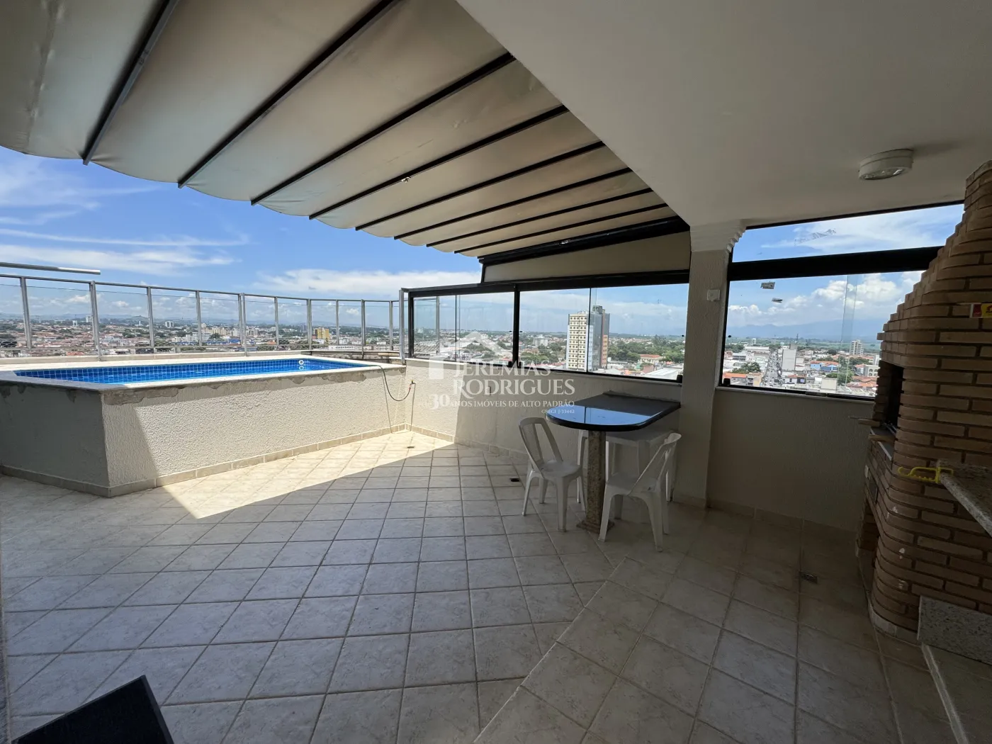 Apartamento à venda com 3 suítes, 276 m² no Edifício Vienna em Pindamonhangaba/SP.