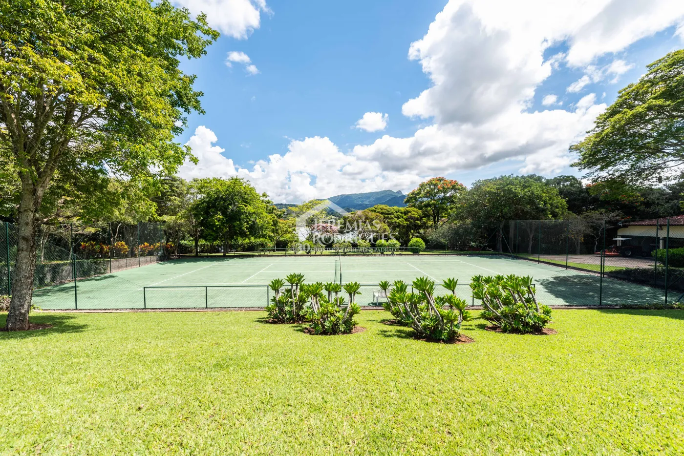 Sitio com 9 suítes, 2.600 m² - Piracaia/SP.