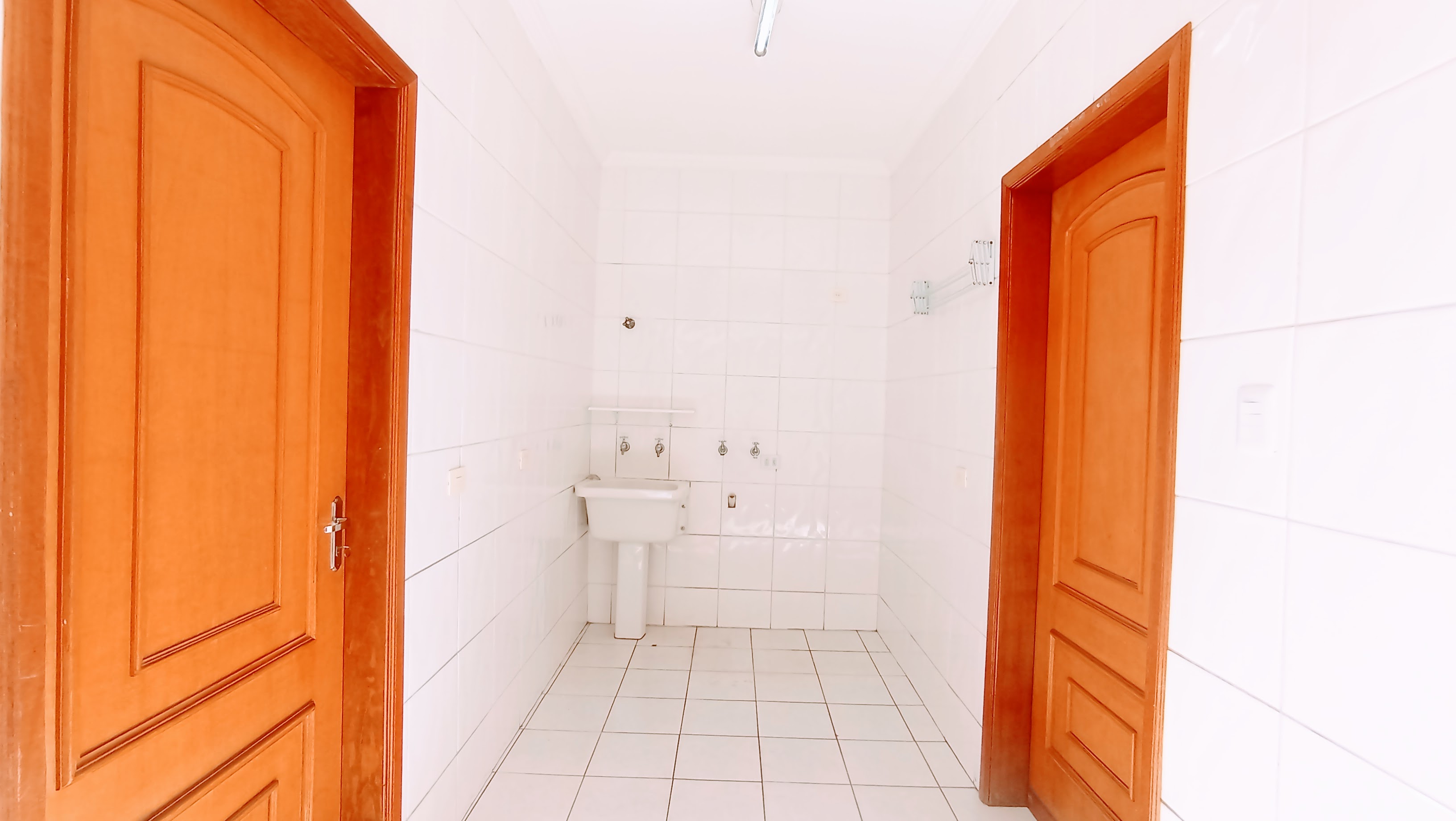 Casa à venda com 3 dormitórios no Condomínio Taubaté Village em Taubaté/SP.