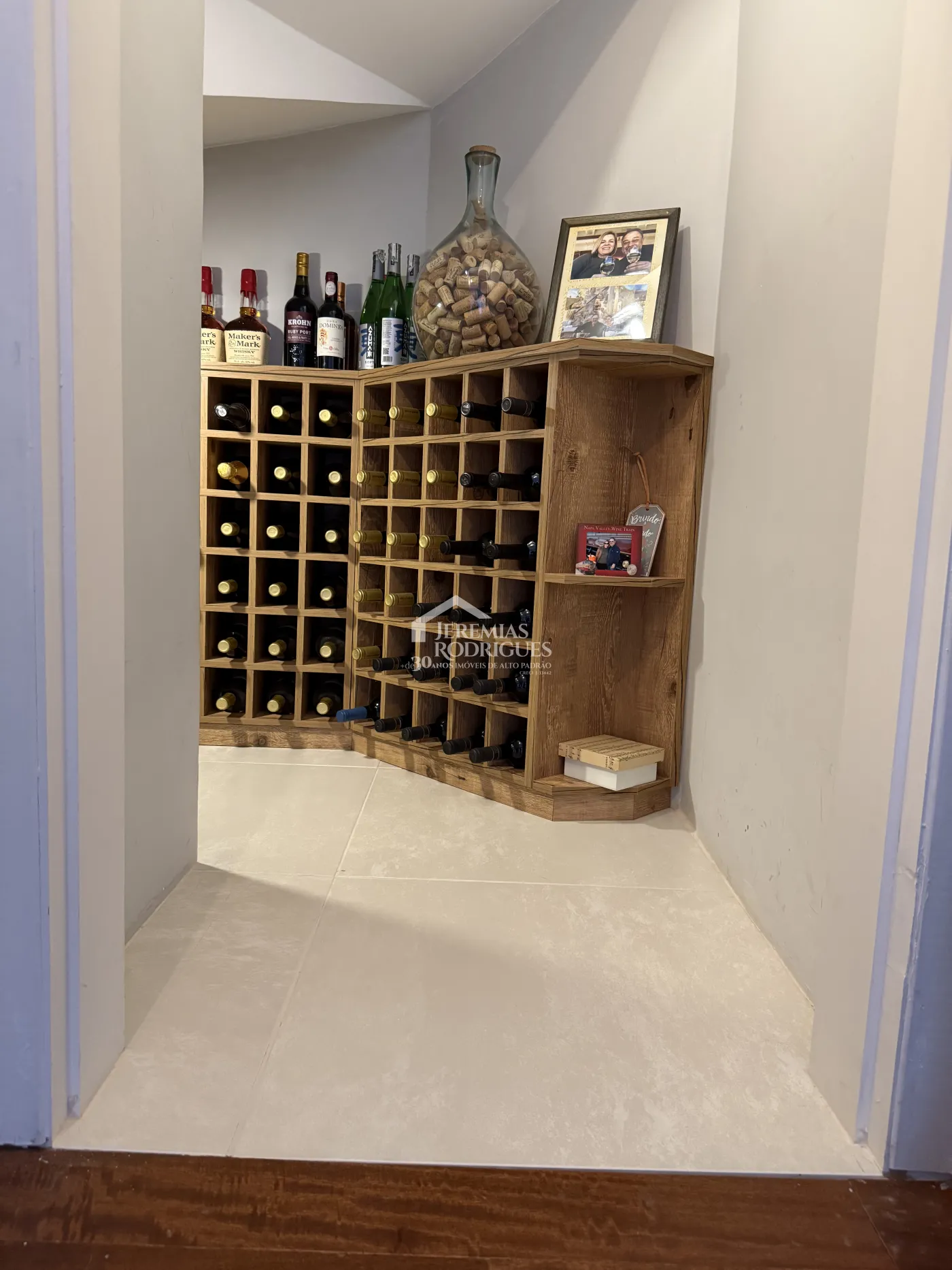 Casa à venda com 4 suítes no Condomínio Jardim Monte Belo em Campos do Jordão/SP.