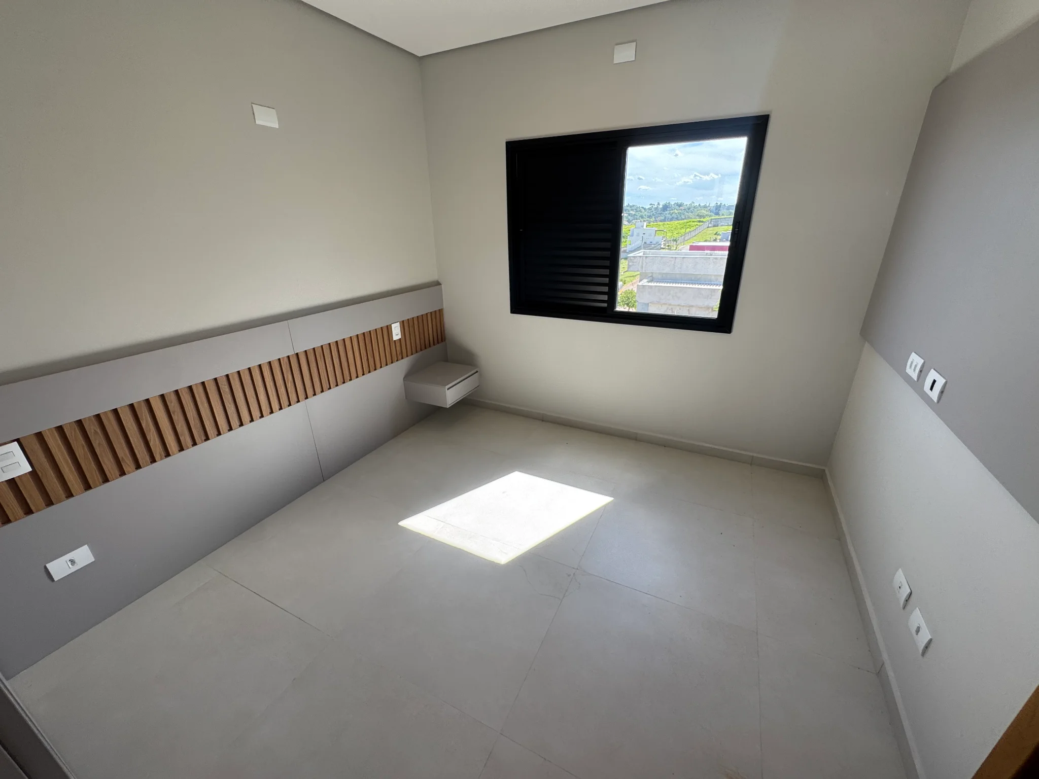 Casa à venda com 3 suítes no Condomínio Cataguá Way em Taubaté/SP.