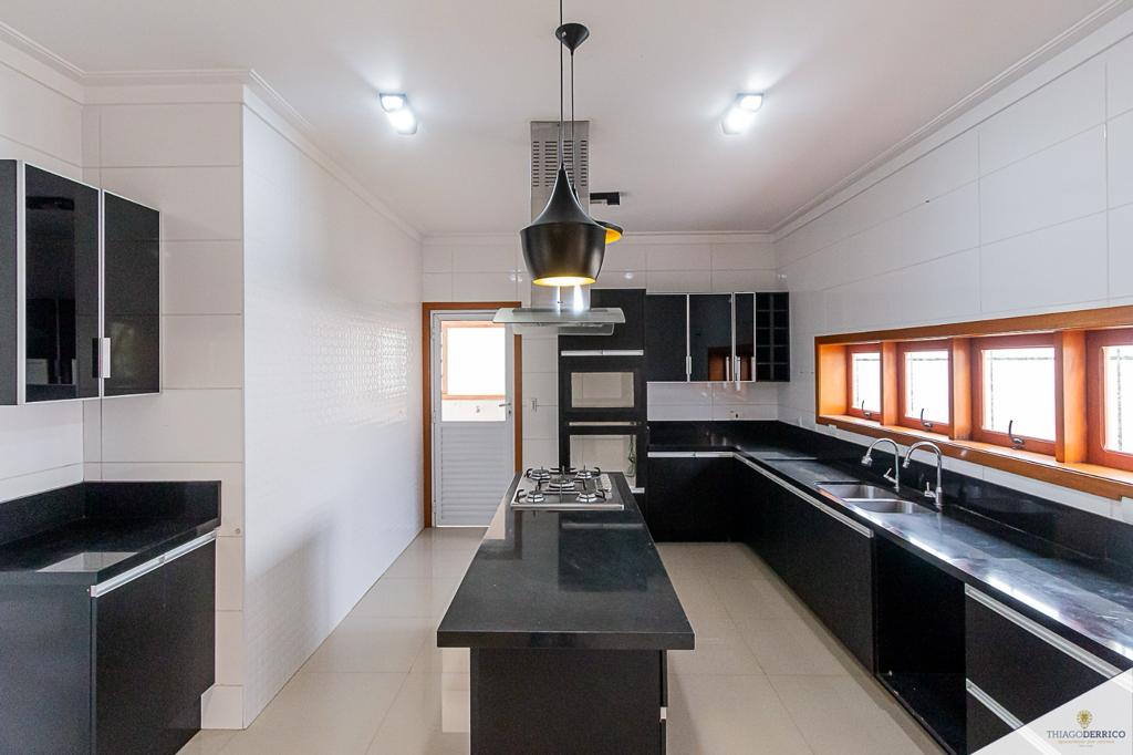 Casa para venda e locação com 4 dormitórios no Condomínio Colonial Village I em Pindamonhangaba/SP.