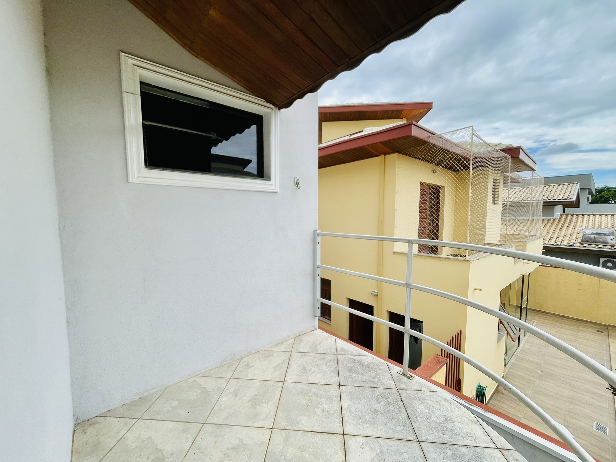 Casa à venda com 4 dormitórios no Condomínio Jardim das Hortênsias em Taubaté/SP.