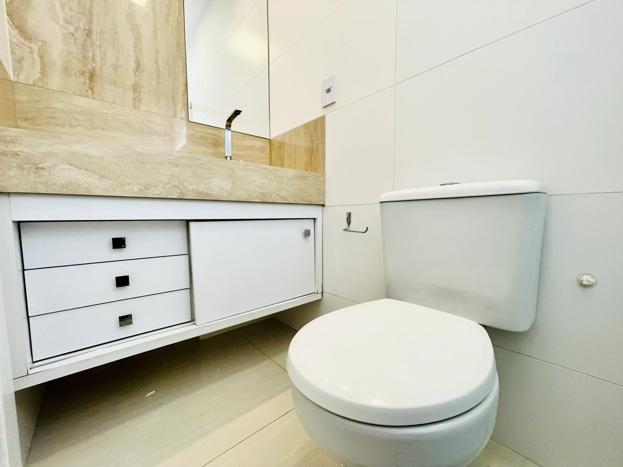 Cobertura duplex com 3 dormitórios no Condomínio Monte Castelo em  Taubaté/SP. 