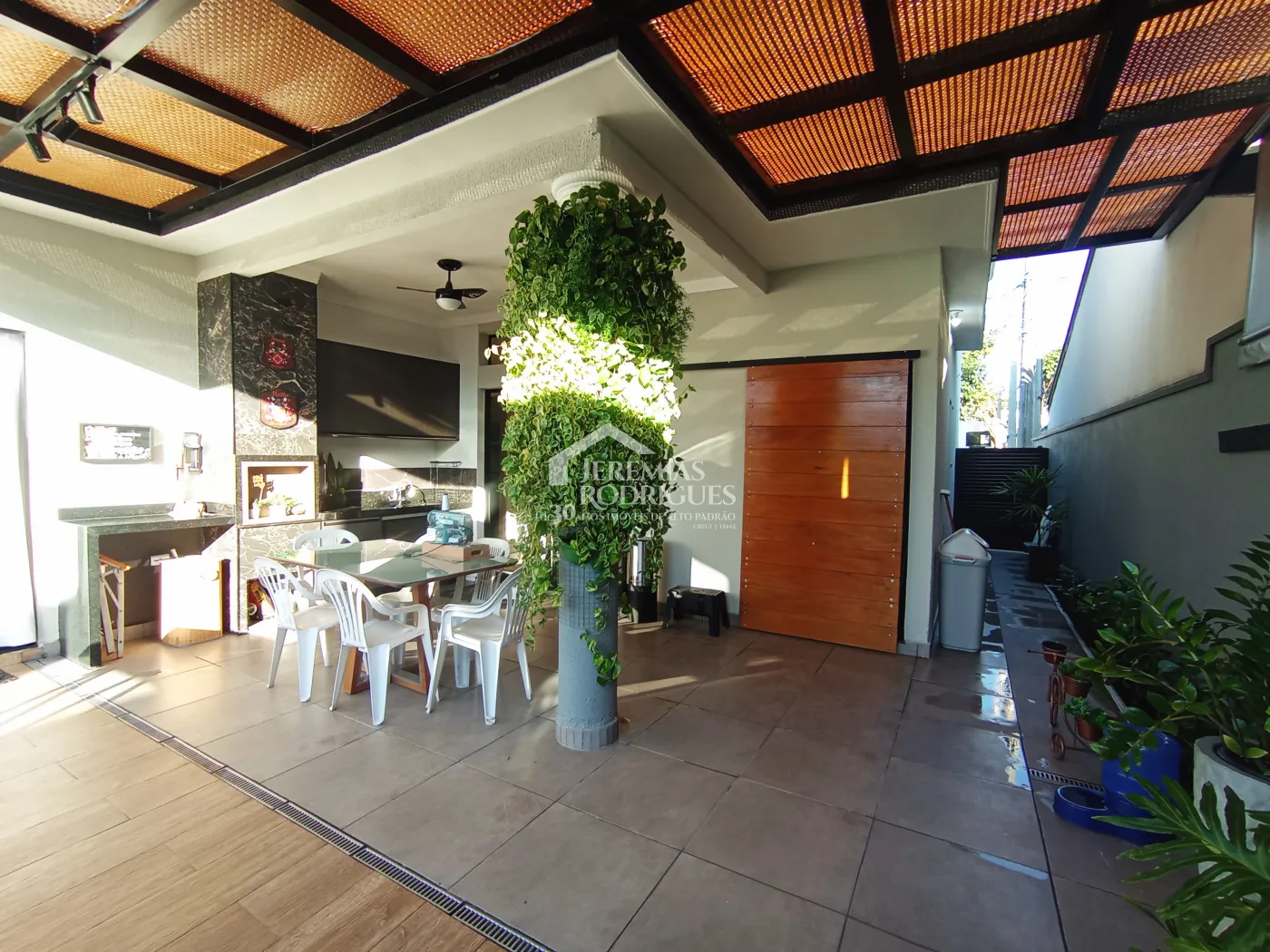 Casa à venda com 3 dormitórios no Condomínio Terras do Vale em Caçapava/SP.