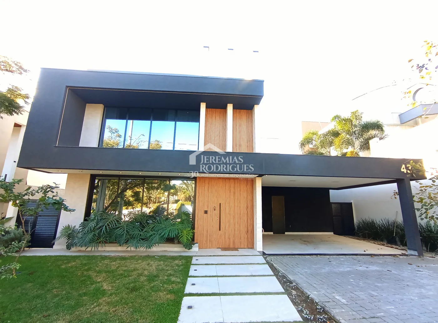 Casa à venda com 5 dormitórios no Condomínio Reserva dos Lagos em Pindamonhangaba/SP.