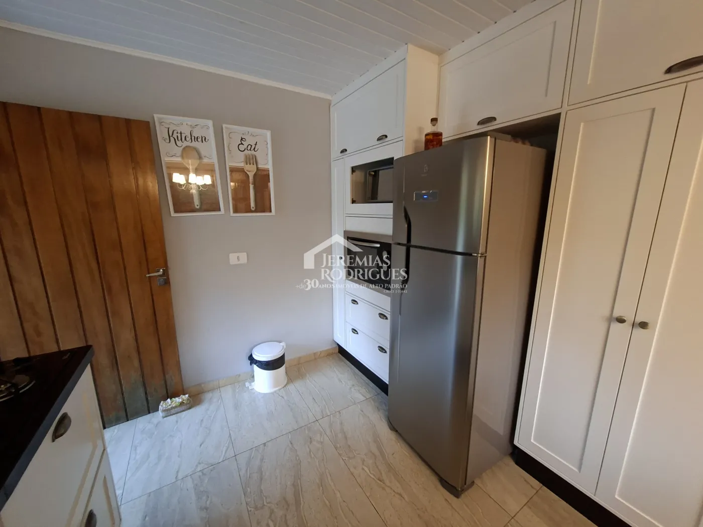 Casa à venda com 2 dormitórios no Condomínio Petiti Village em Campos do Jordão/SP.