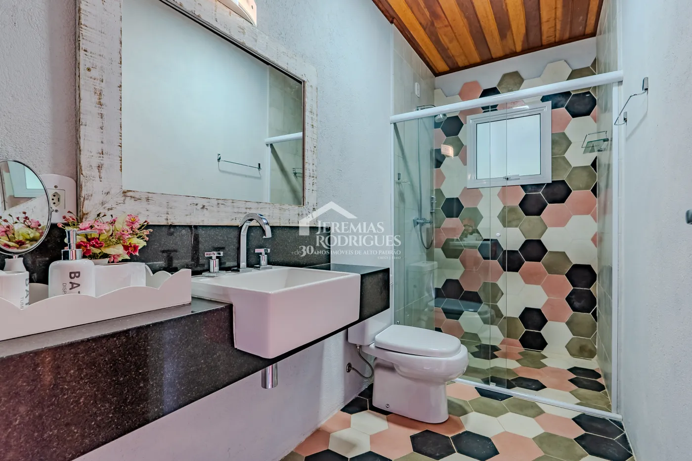 Casa assobradada à venda com 3 dormitórios no Condomínio Parque da Mantiqueira em Santo Antônio do Pinhal/SP.