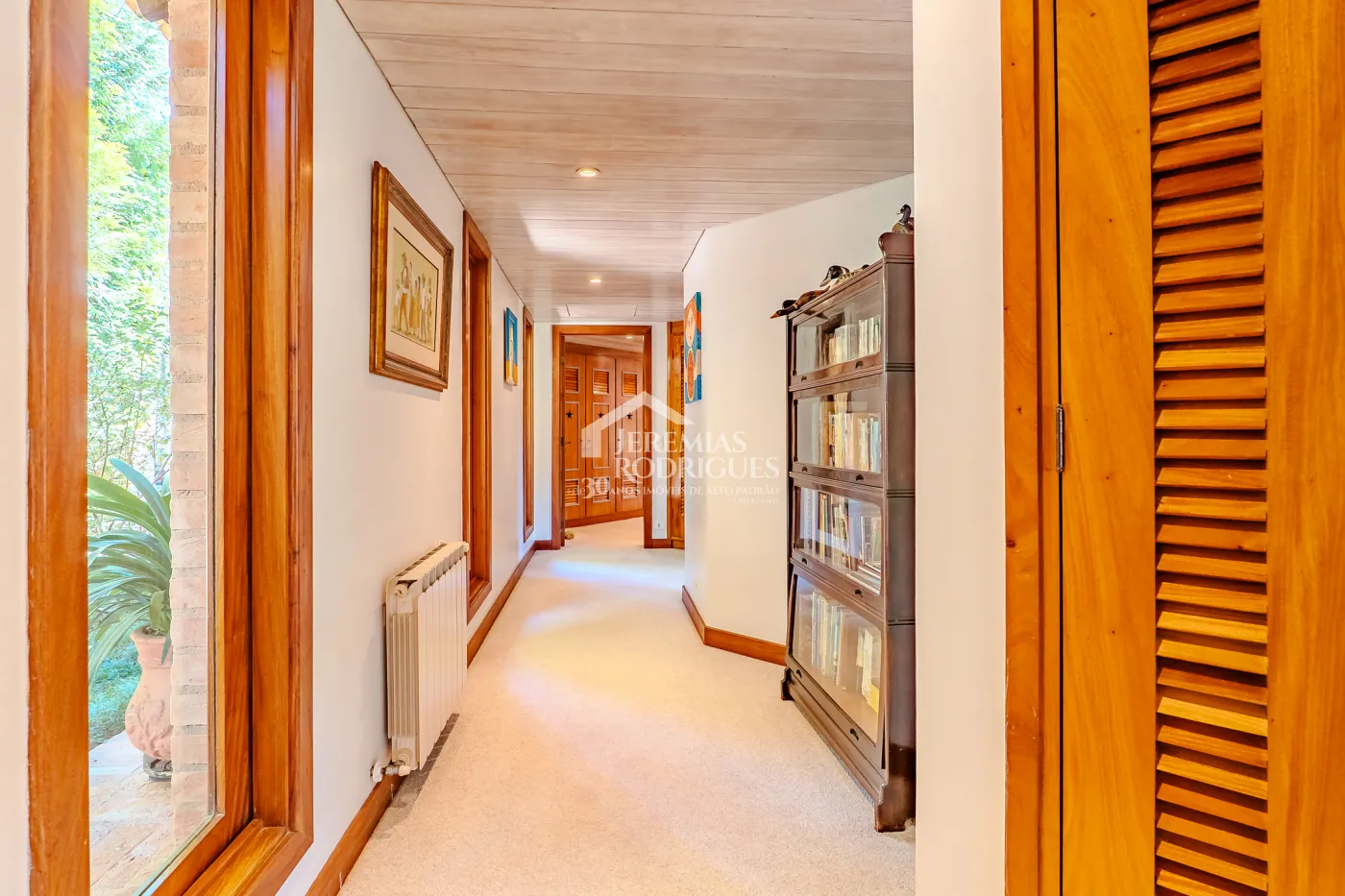 Mansão à venda com 7 suítes no Condomínio Vila Simonsen em Campos do Jordão/SP.