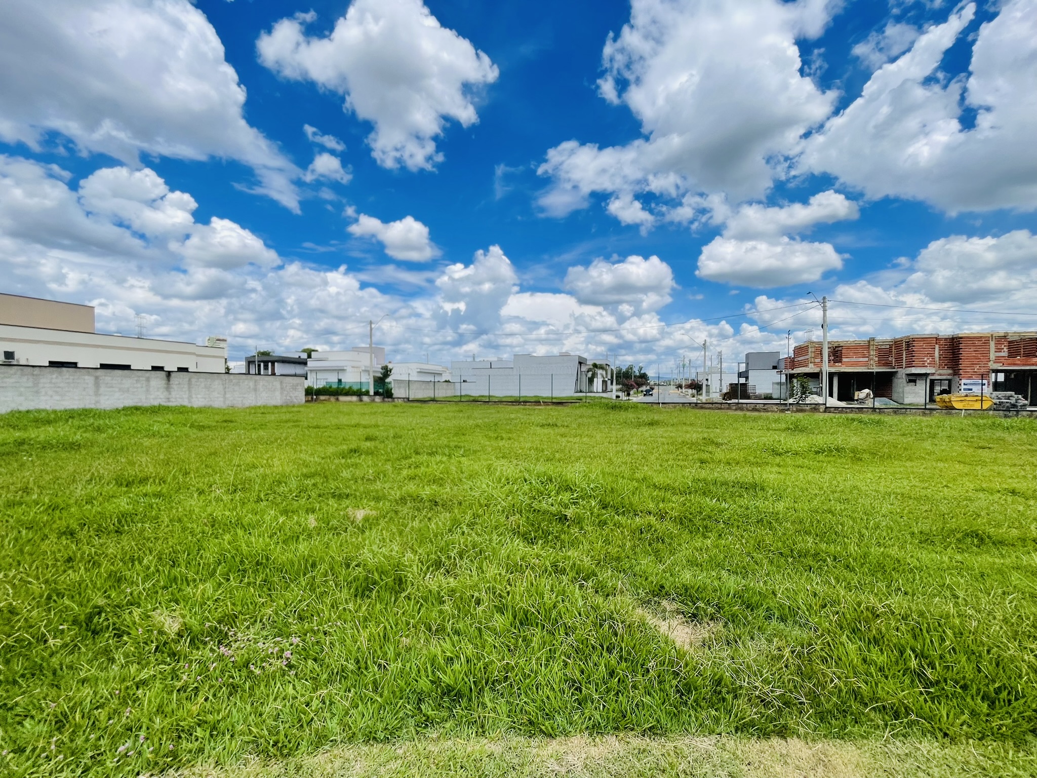 Terreno à venda com 420 m² no Condomínio Reserva Bonsucesso em Pindamonhangaba/SP. 