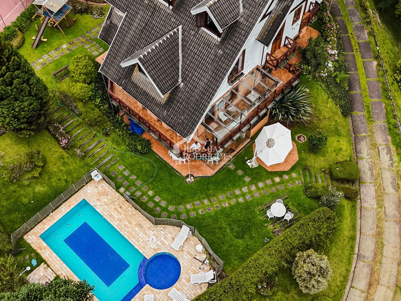 Casa à venda com 5 dormitórios no Condomínio Residencial Gran Ville em Campos do Jordão/SP.