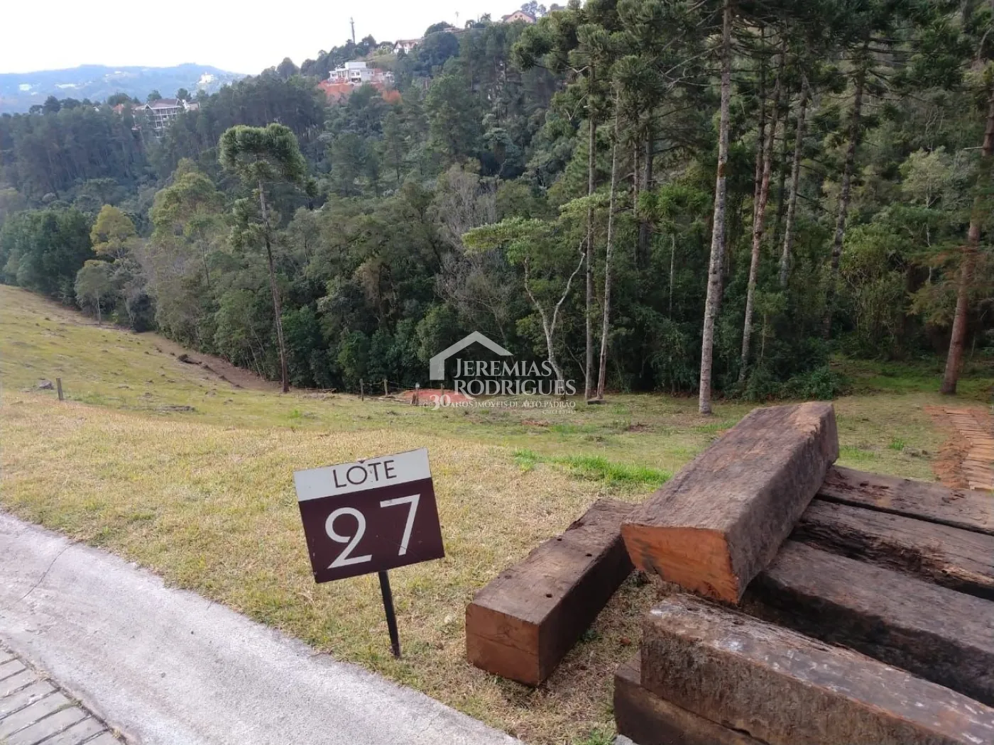 Terreno à venda com 1.068,58 m² no Condomínio Reserva Figueiredo em Campos do Jordão/SP.