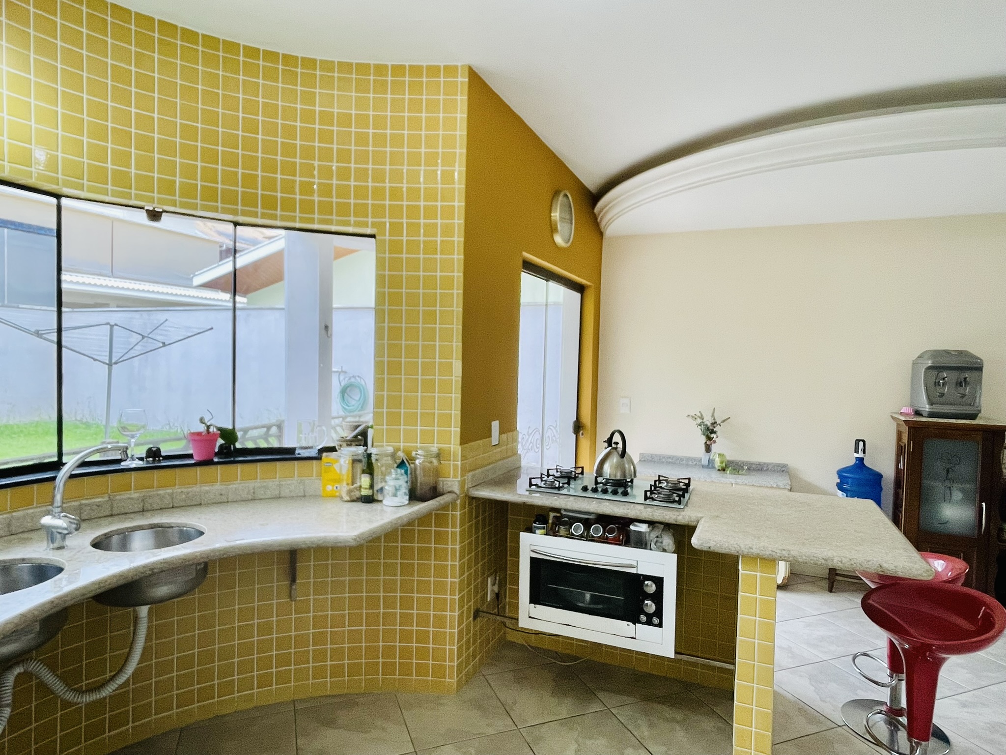 Casa à venda com 4 dormitórios no Condomínio Jardim das Hortênsias em Taubaté/SP.