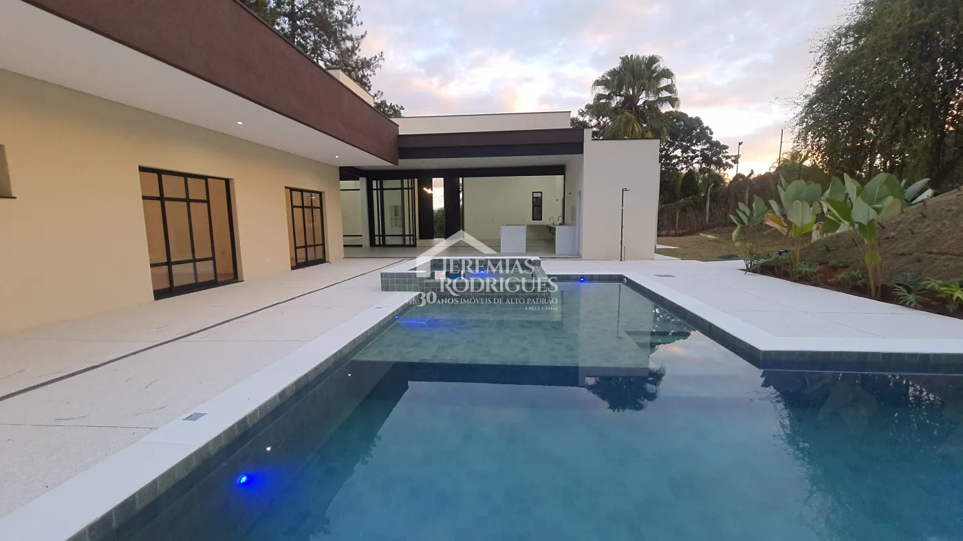 Casa à venda com 3 suítes no Condomínio Chácaras Cataguá em Taubaté/SP.