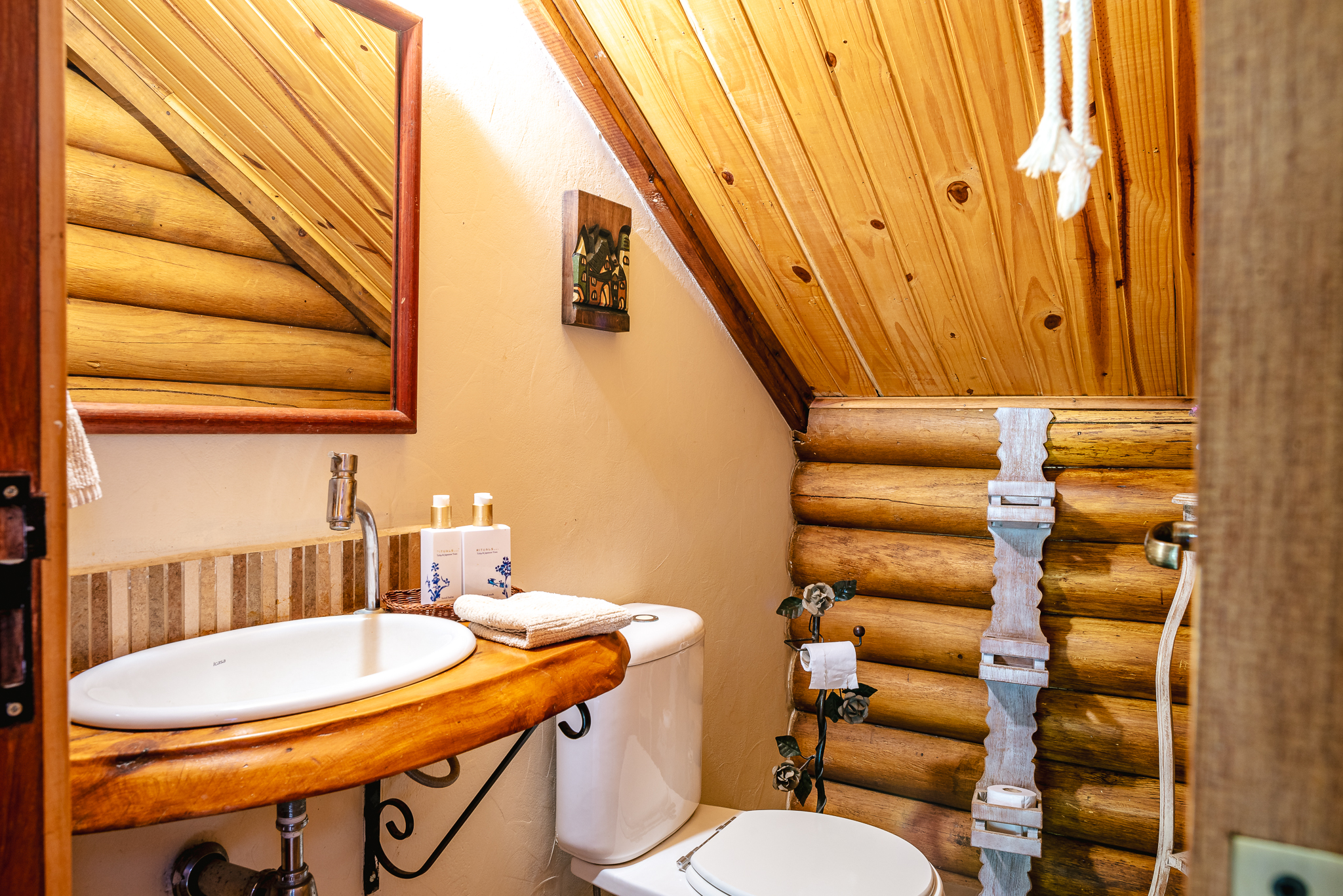 Casa à venda com 4 suítes no Condomínio Country Club em Santo Antônio do Pinhal/SP.