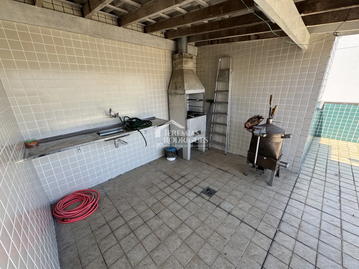 Apartamento à venda com 3 dormitórios, 239 m² no Edifício Pontal da Roca em Ubatuba/SP.