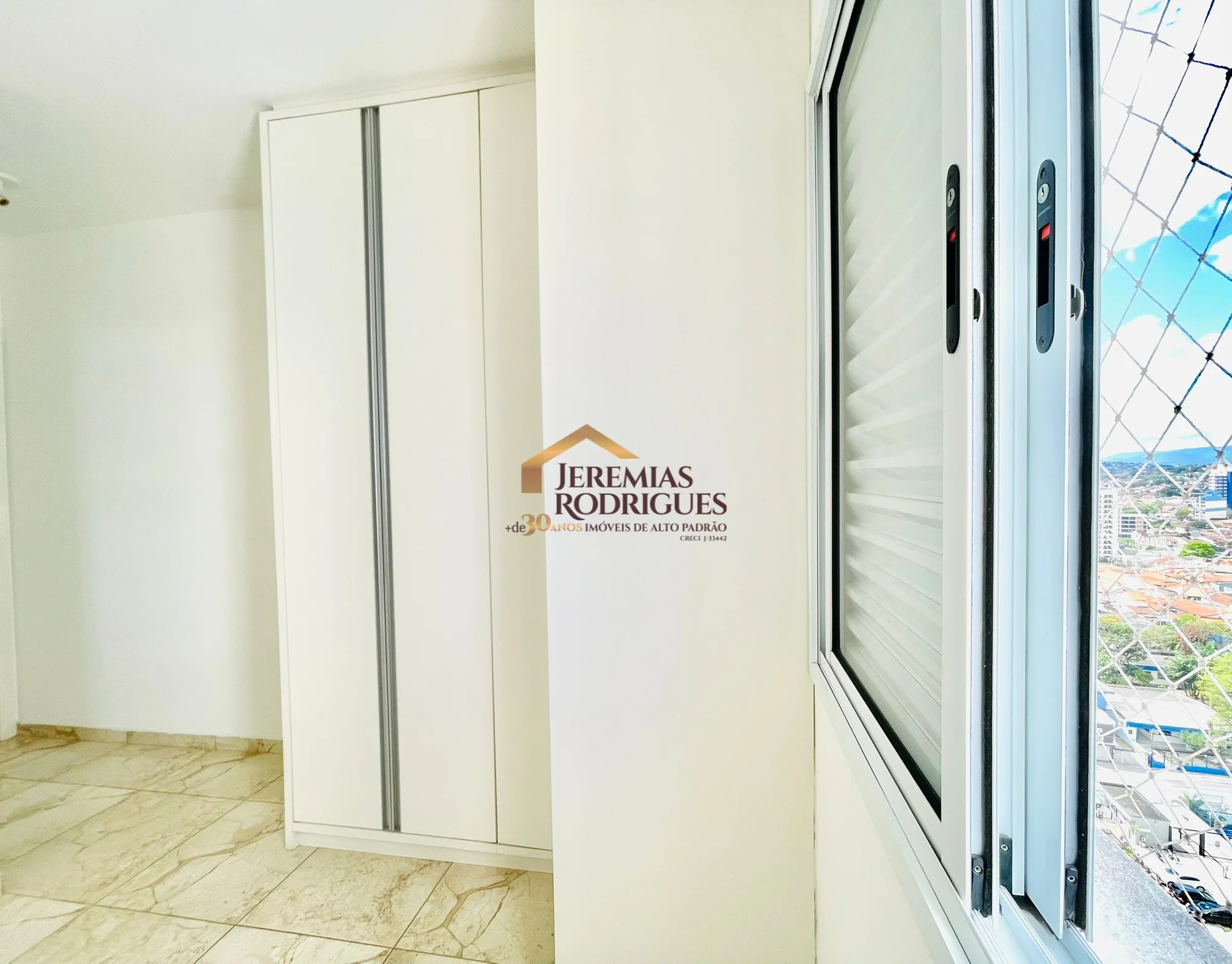Apartamento para locação no Edifício Itacaré em Taubaté/SP.