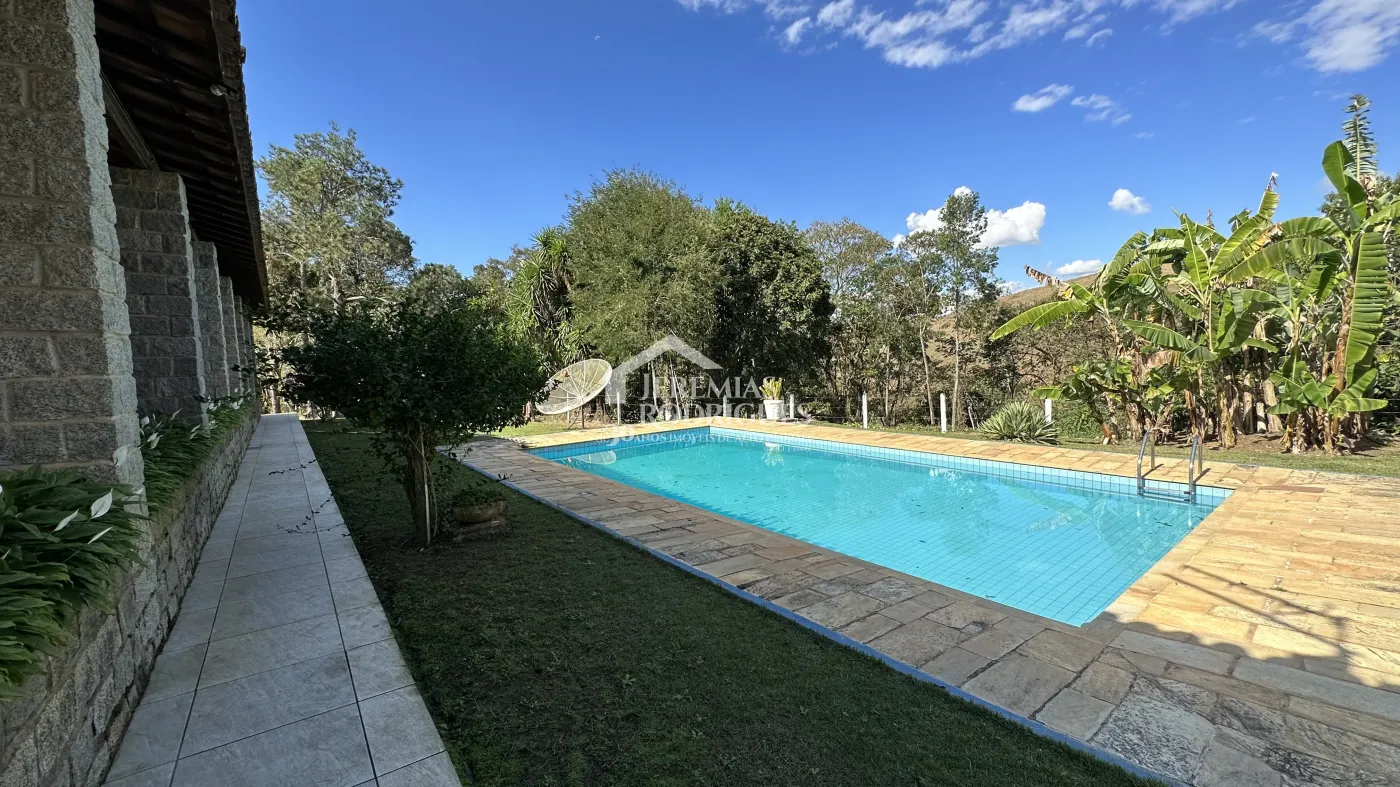 Fazenda para criação de gado de corte e plantação de milho, com mais de 612 hectares, em Cruzeiro-SP.