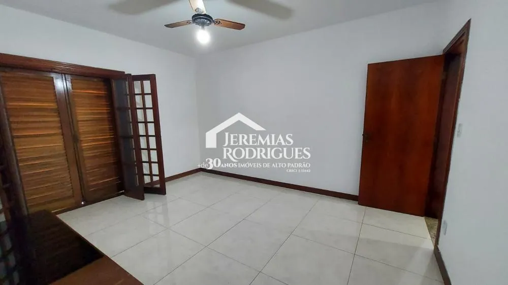 Casa térrea com 5 dorm - Condomínio Village Paineiras.