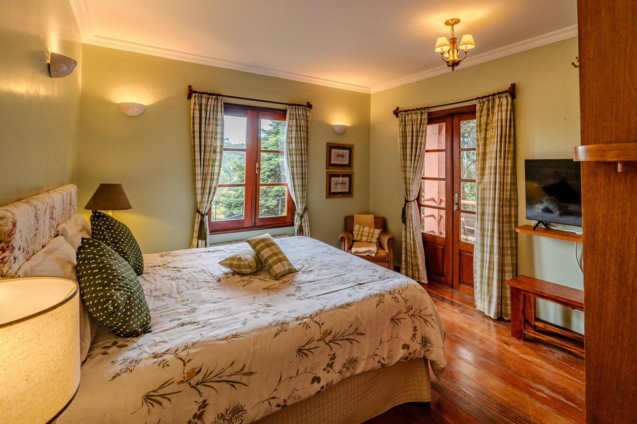 Casa estilo Toscana à venda com 4 suítes no Condomínio Vila Simonsen em Campos do Jordão/SP. 