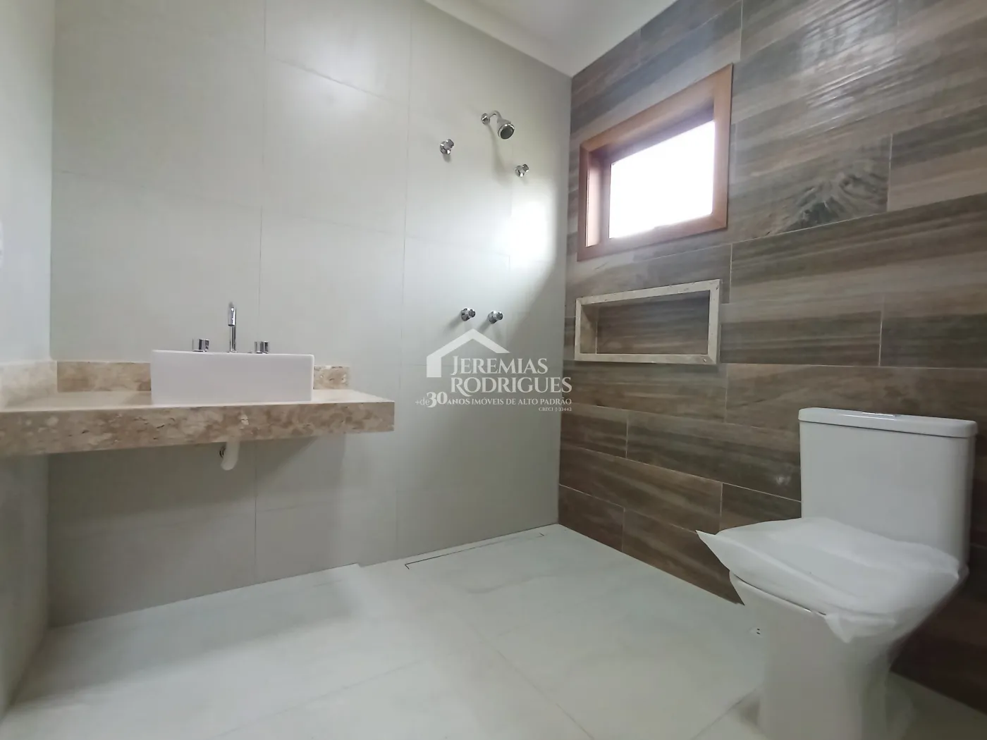 Casa à venda com 4 dormitórios no Condomínio Chácaras Cataguá em Taubaté/SP