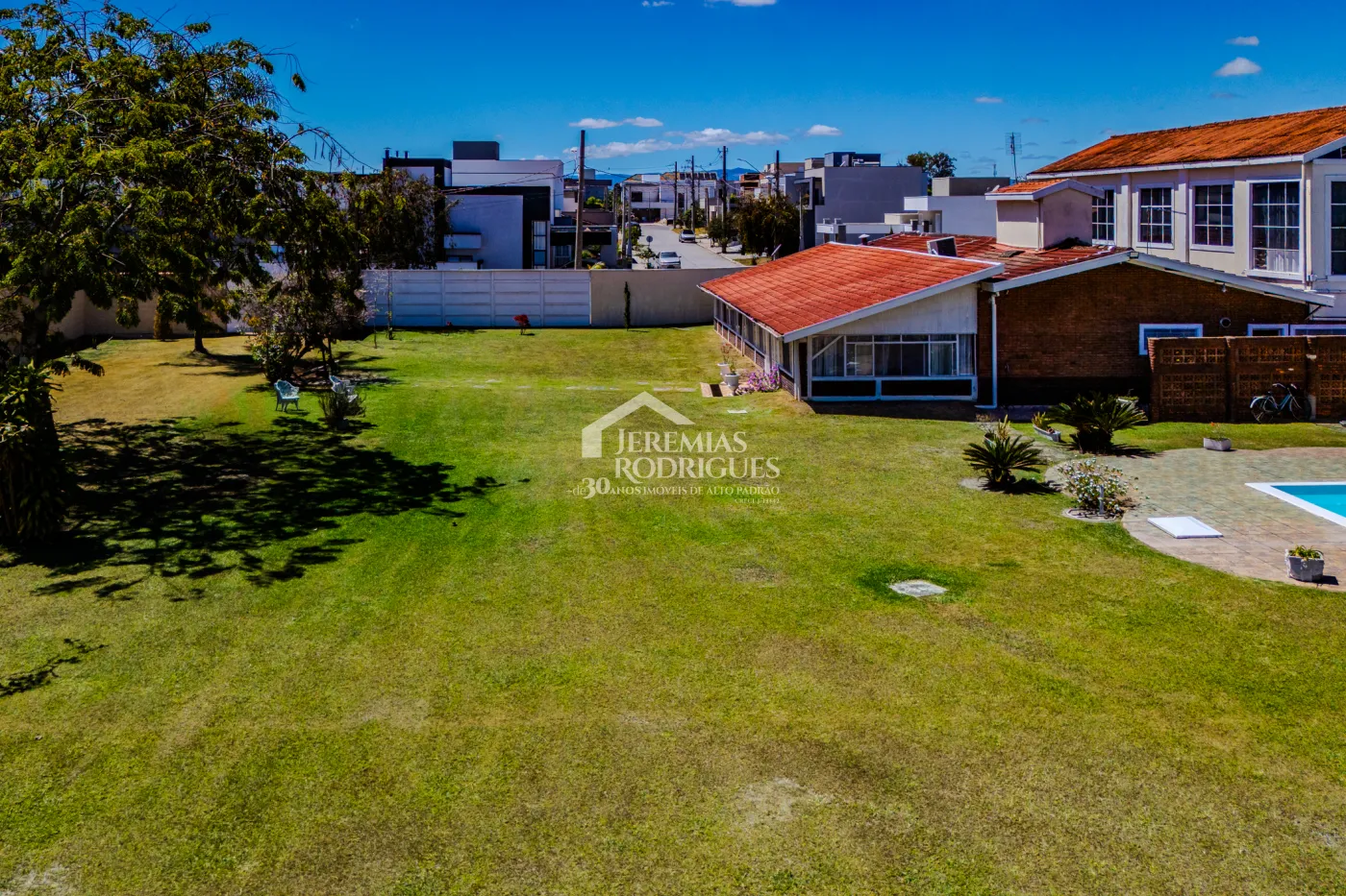 A Imobiliária Jeremias Rodrigues Imóveis de Alto Padrão disponibiliza para venda essa casa no Condomínio Morada do Visconde em Tremembé/SP.