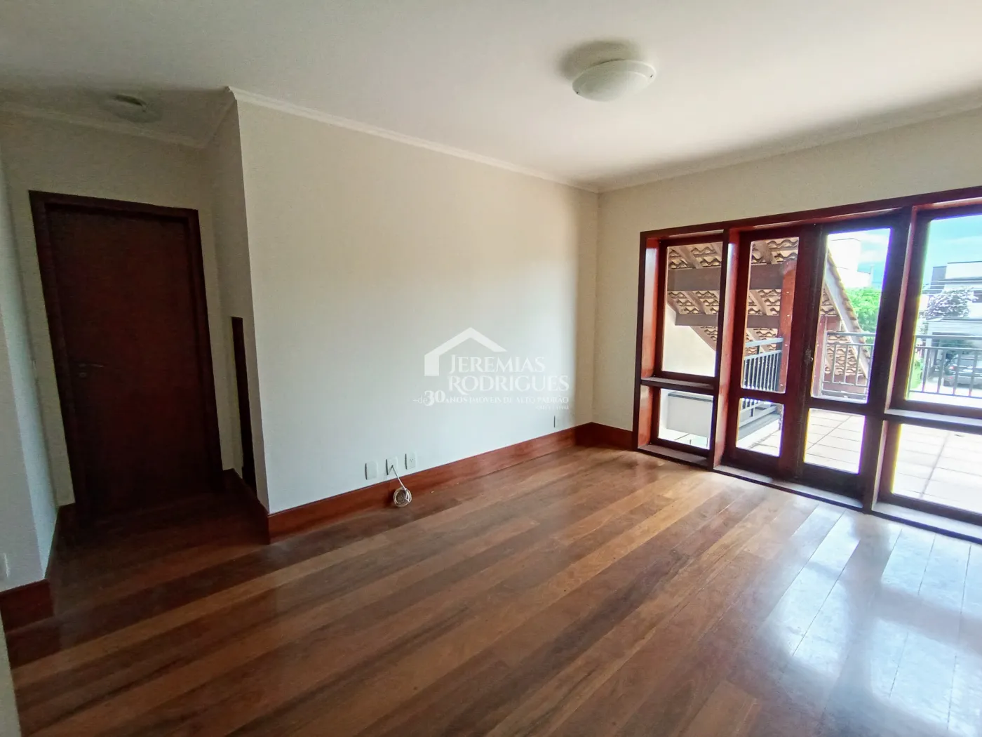 Casa à venda e locação com 4 suítes no Condomínio Colonial Village I em Pindamonhangaba/SP.